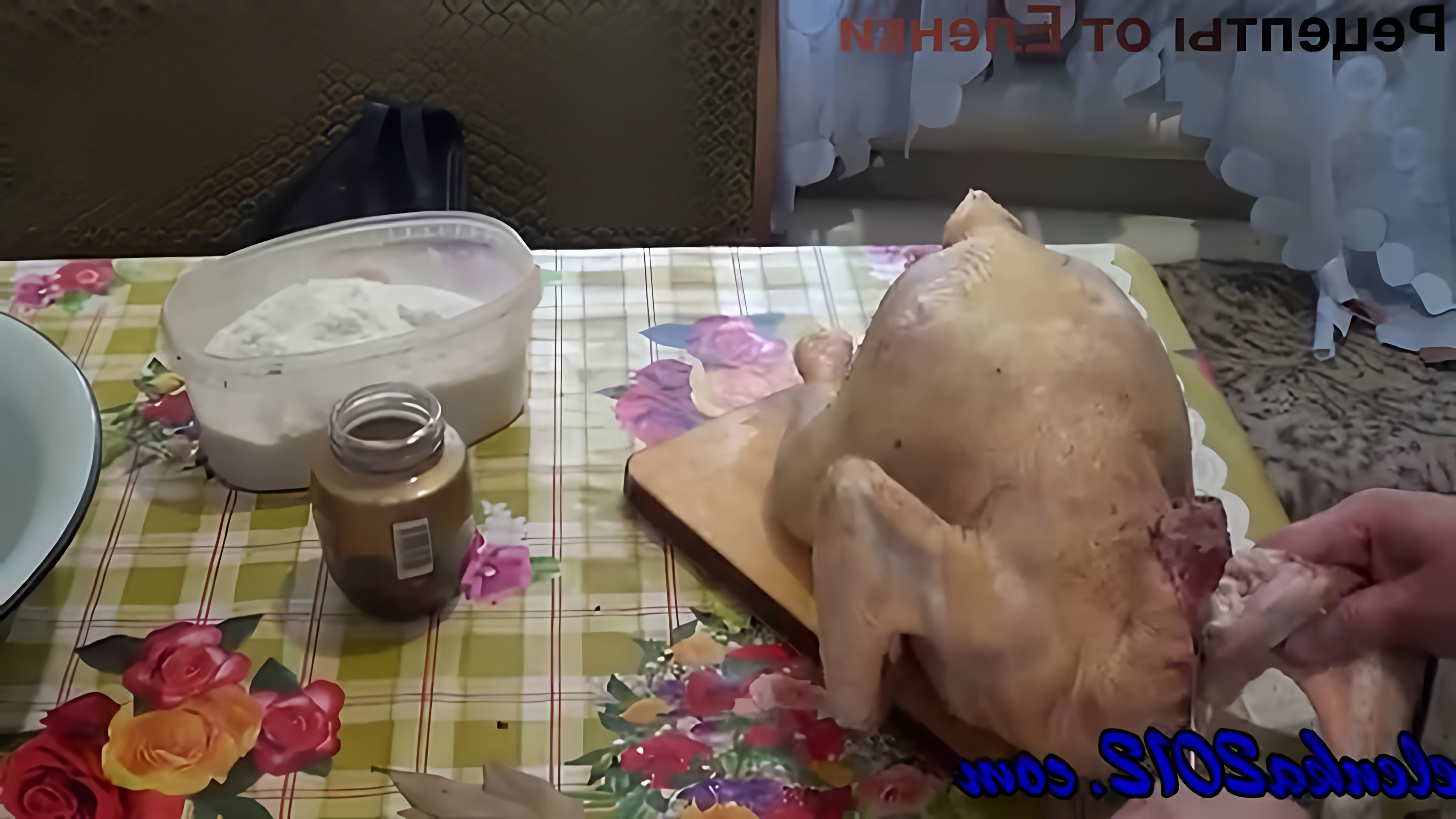 В этом видео демонстрируется процесс приготовления тушенки из курицы