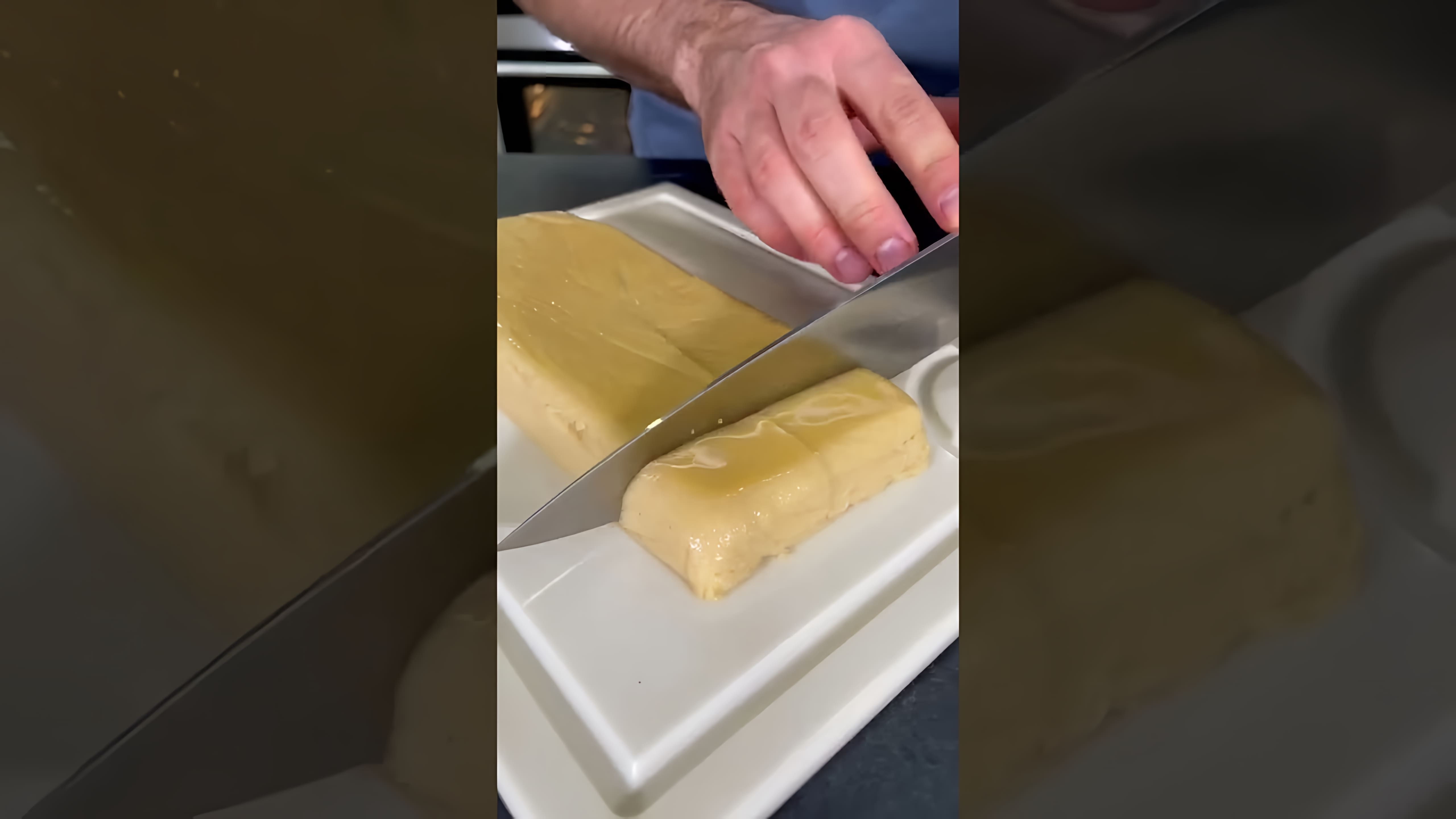 В этом видео демонстрируется процесс приготовления необычного десерта из яблочного пюре