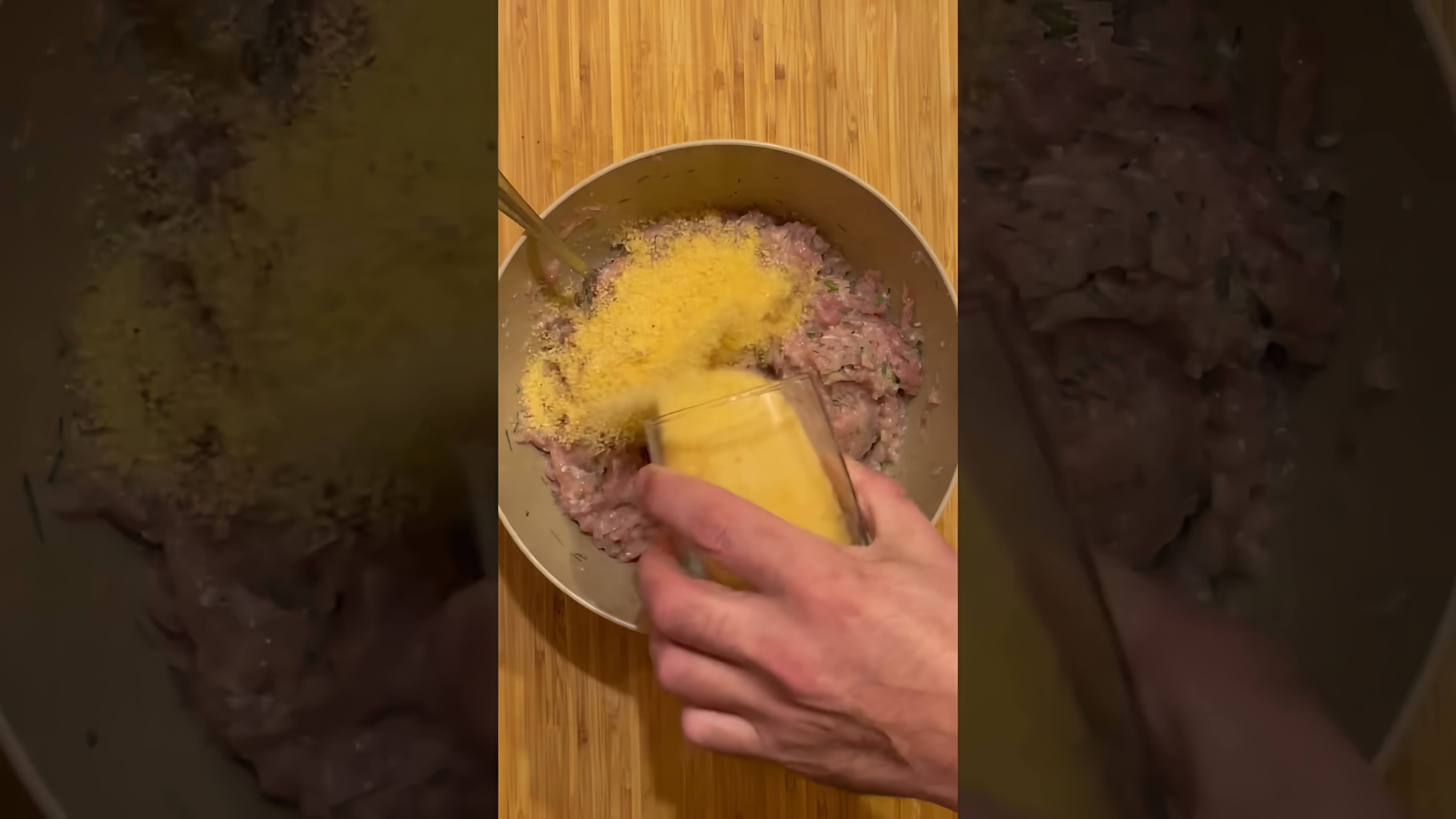 Видео описывает, как приготовить куриные отбивные в духовке