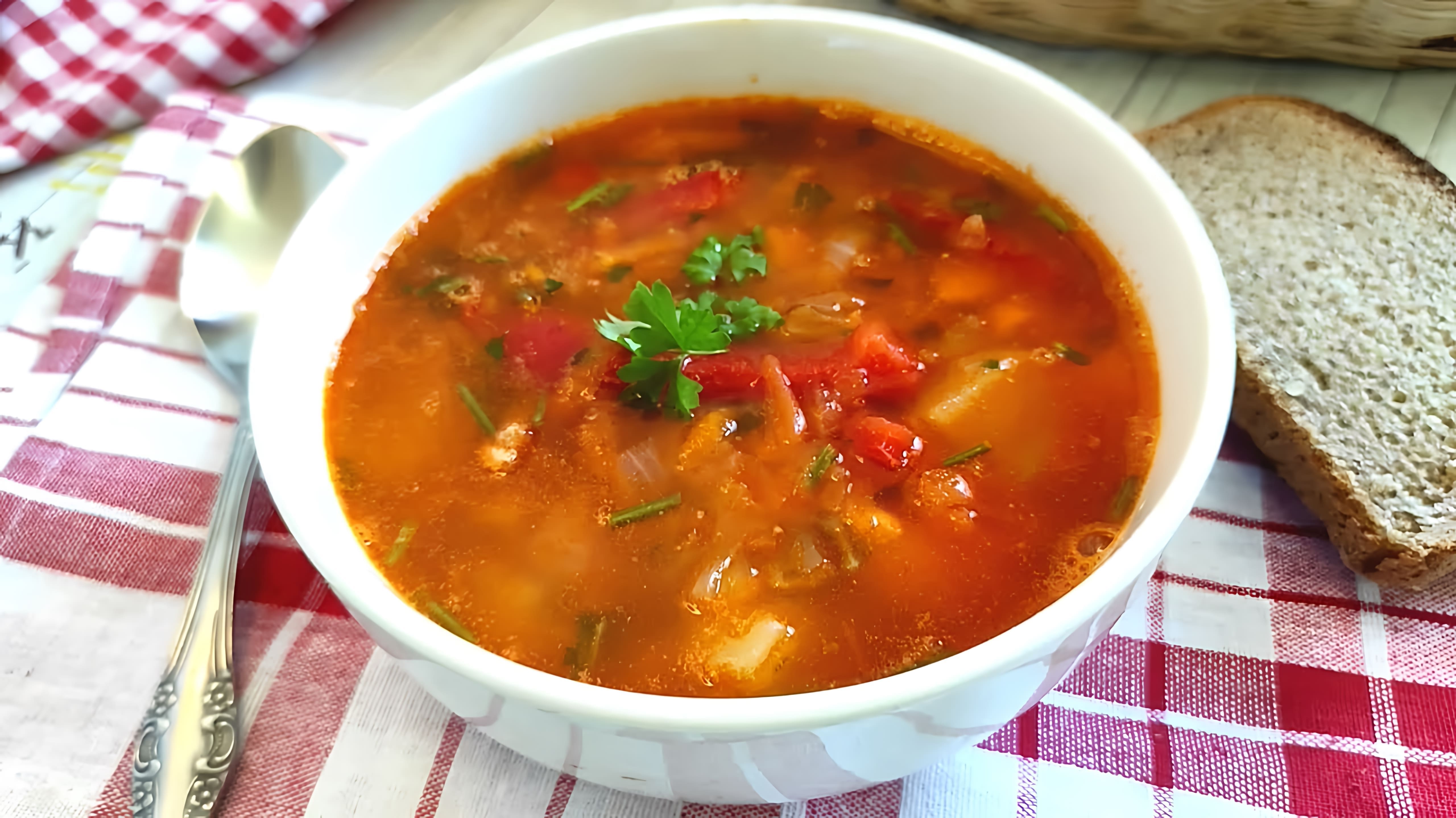 В этом видео демонстрируется процесс приготовления супа из красной чечевицы на курином бульоне