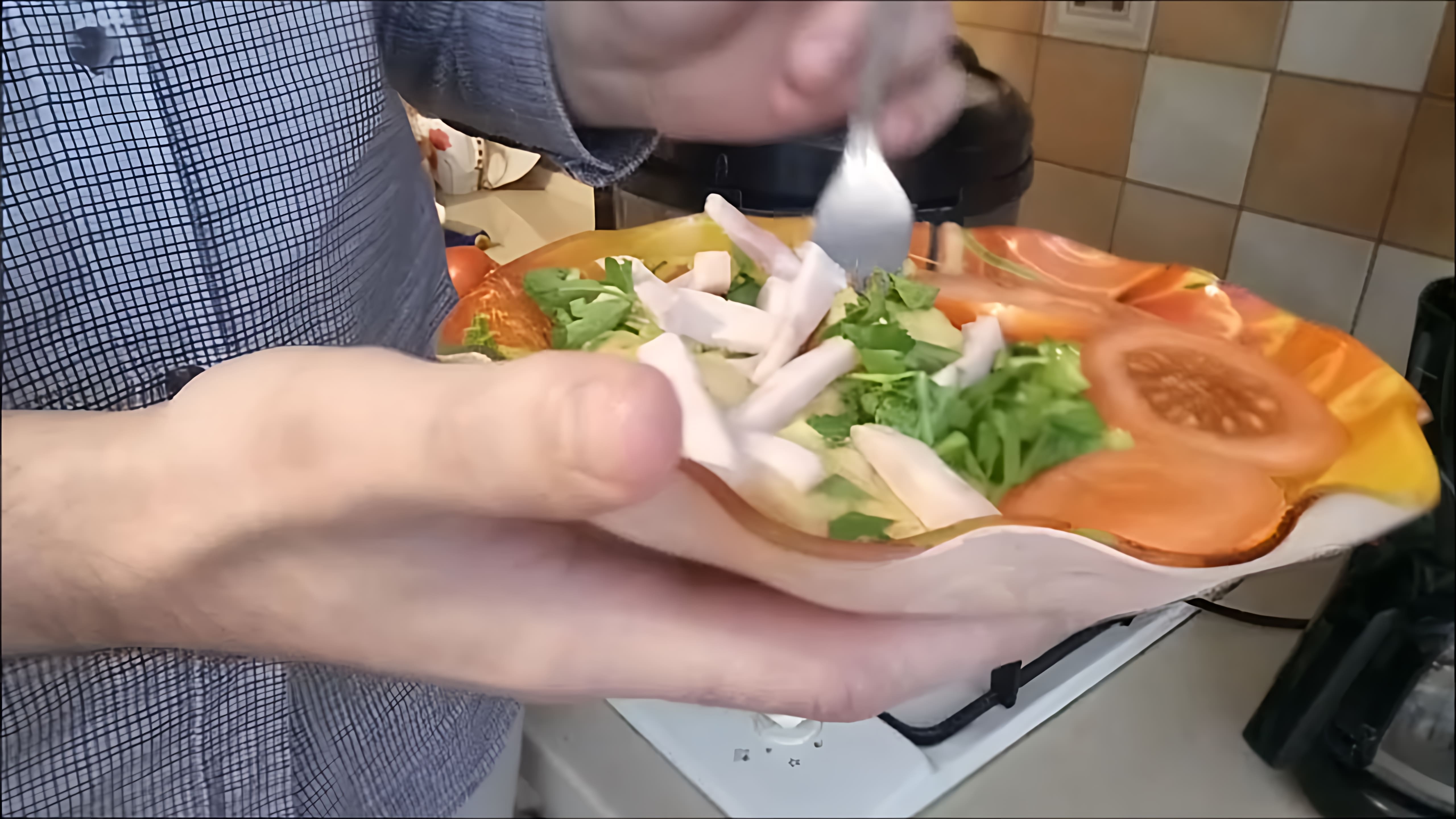 В этом видео демонстрируется рецепт гороховой каши с мясом в мультиварке