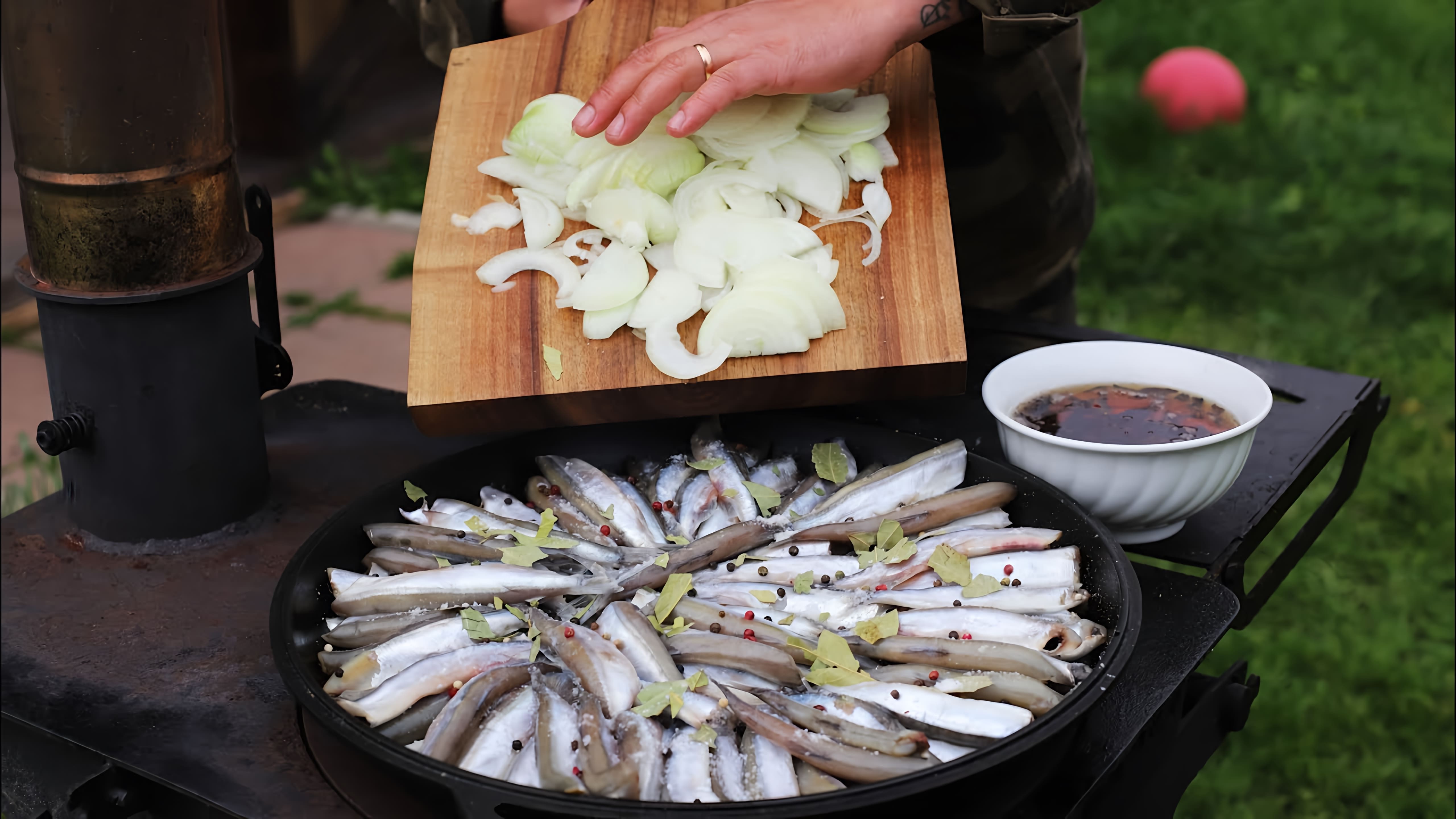 В этом видео демонстрируется рецепт приготовления блюда "Шкара", которое было придумано черноморскими моряками