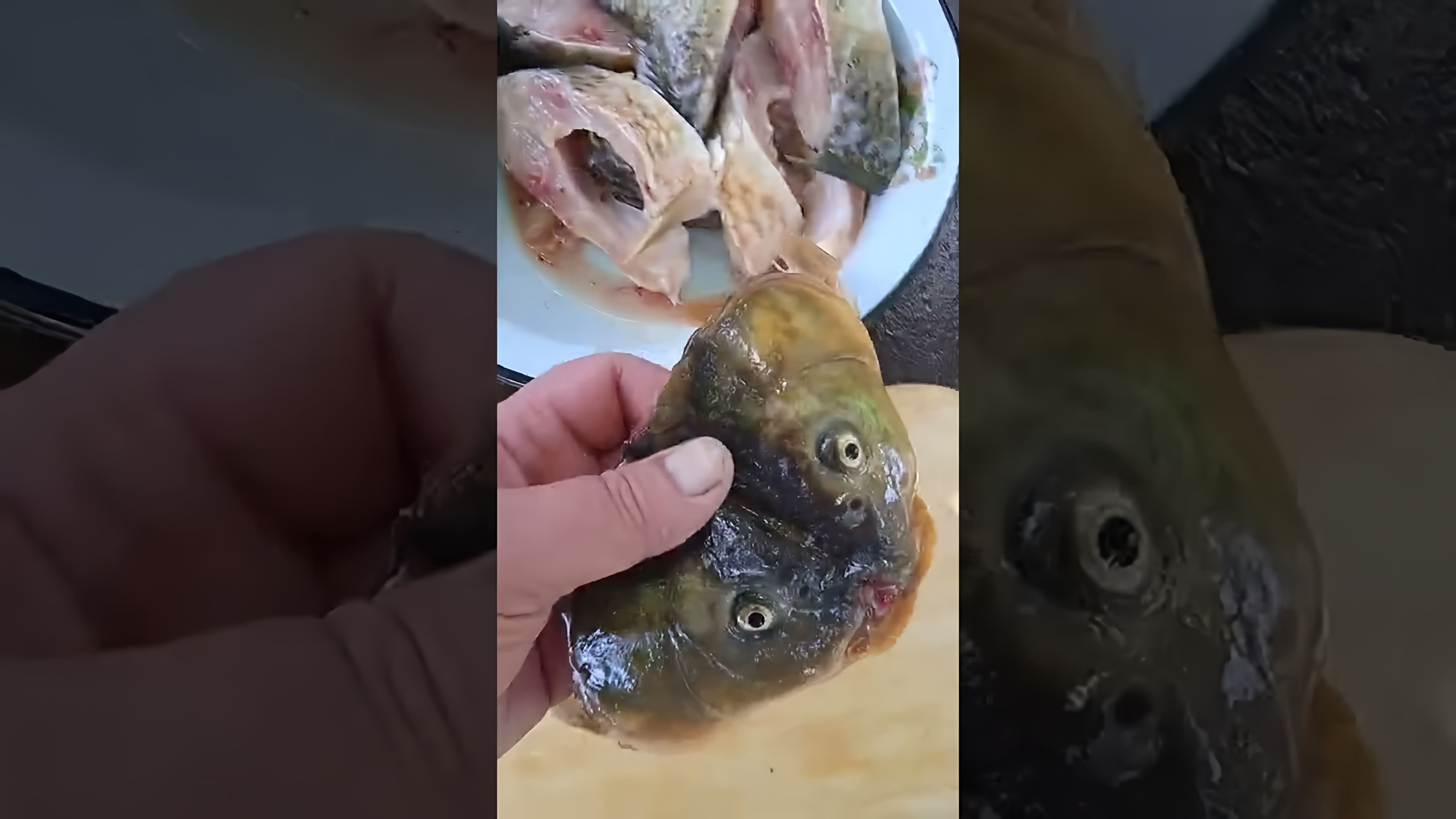 В этом видео демонстрируется процесс приготовления жареной рыбы