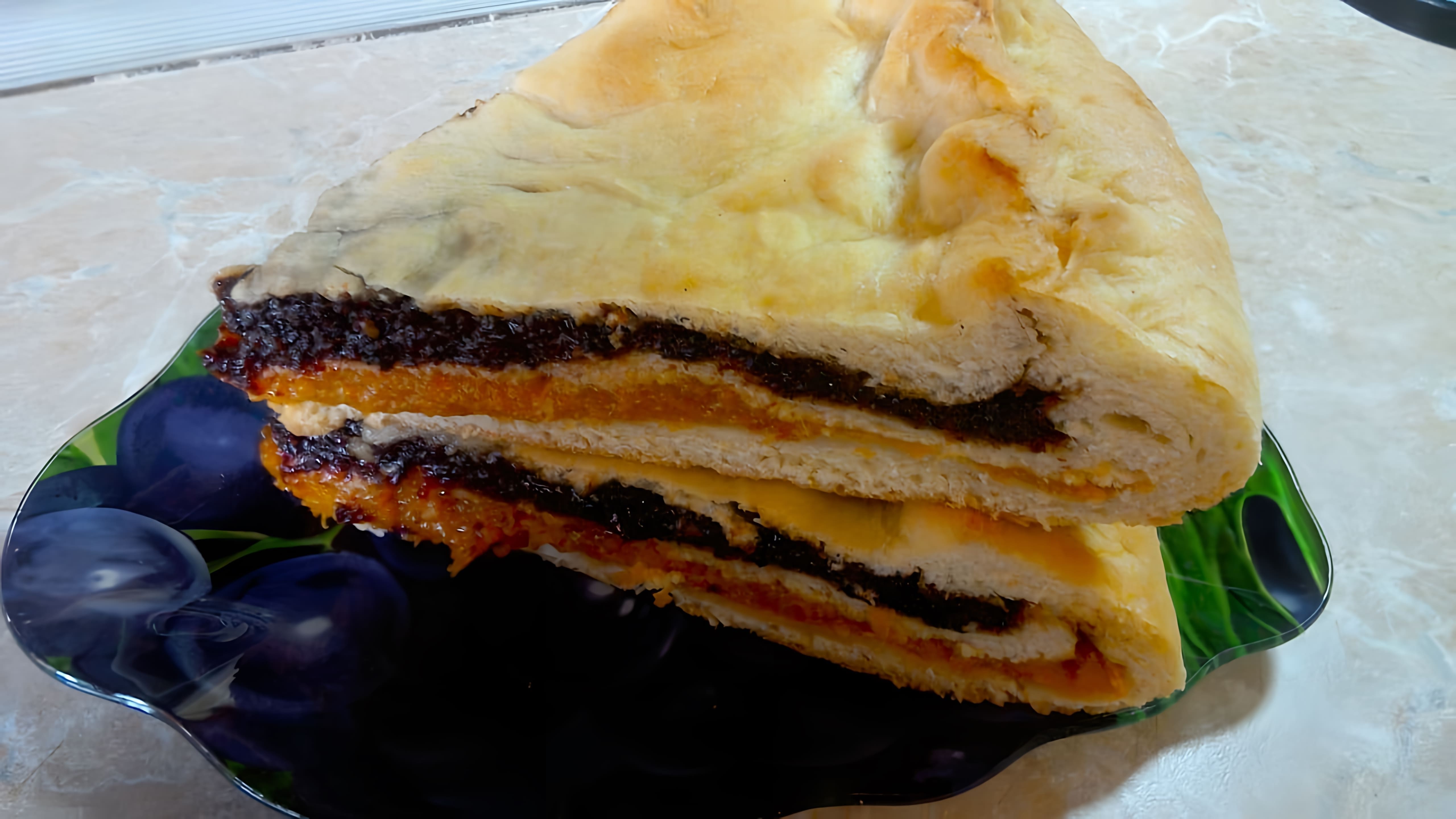 В этом видео демонстрируется процесс приготовления двухслойного пирога с курагой и черносливом