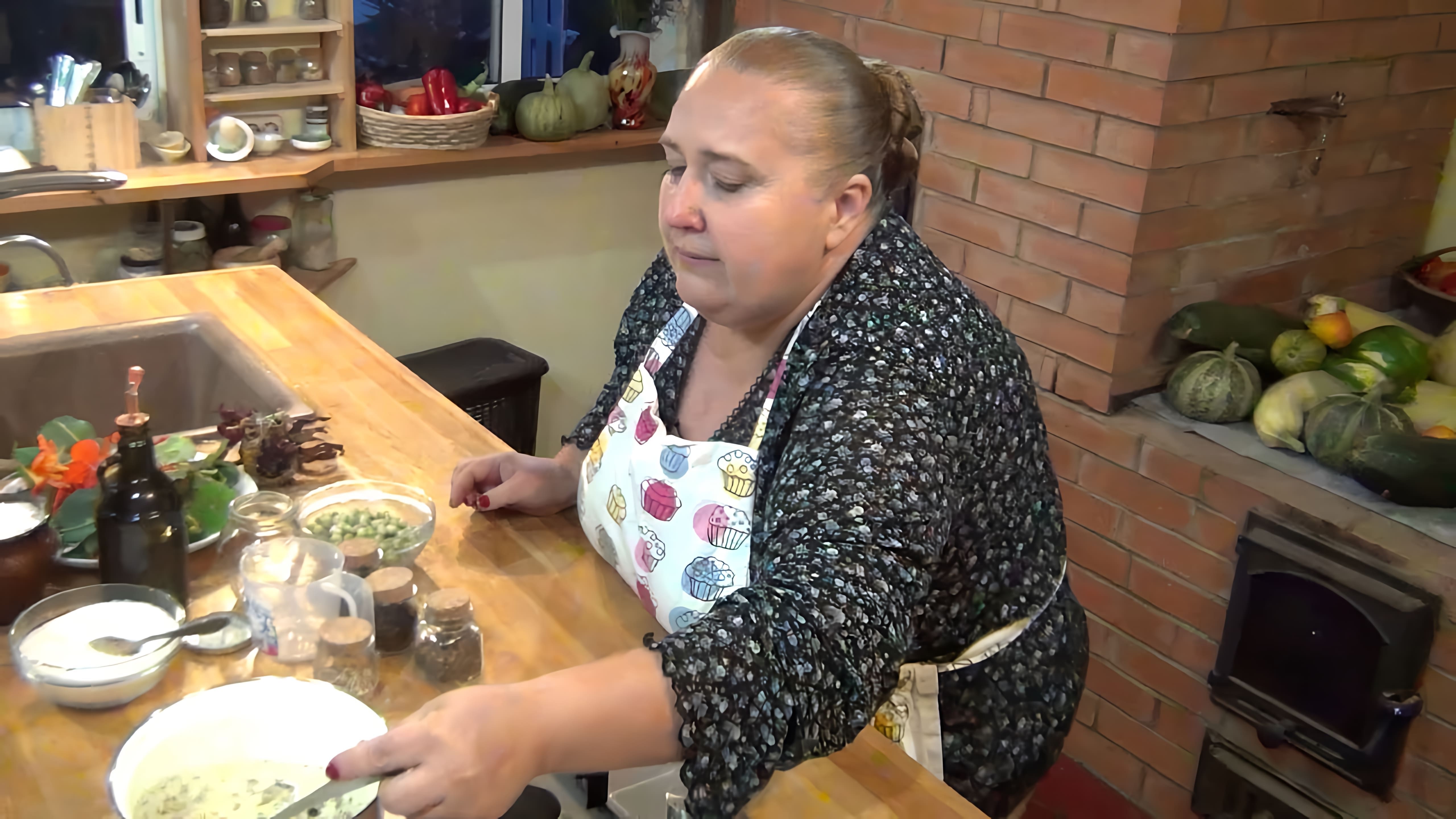 В этом видео демонстрируется процесс приготовления домашнего варианта каперсов из семян настурции