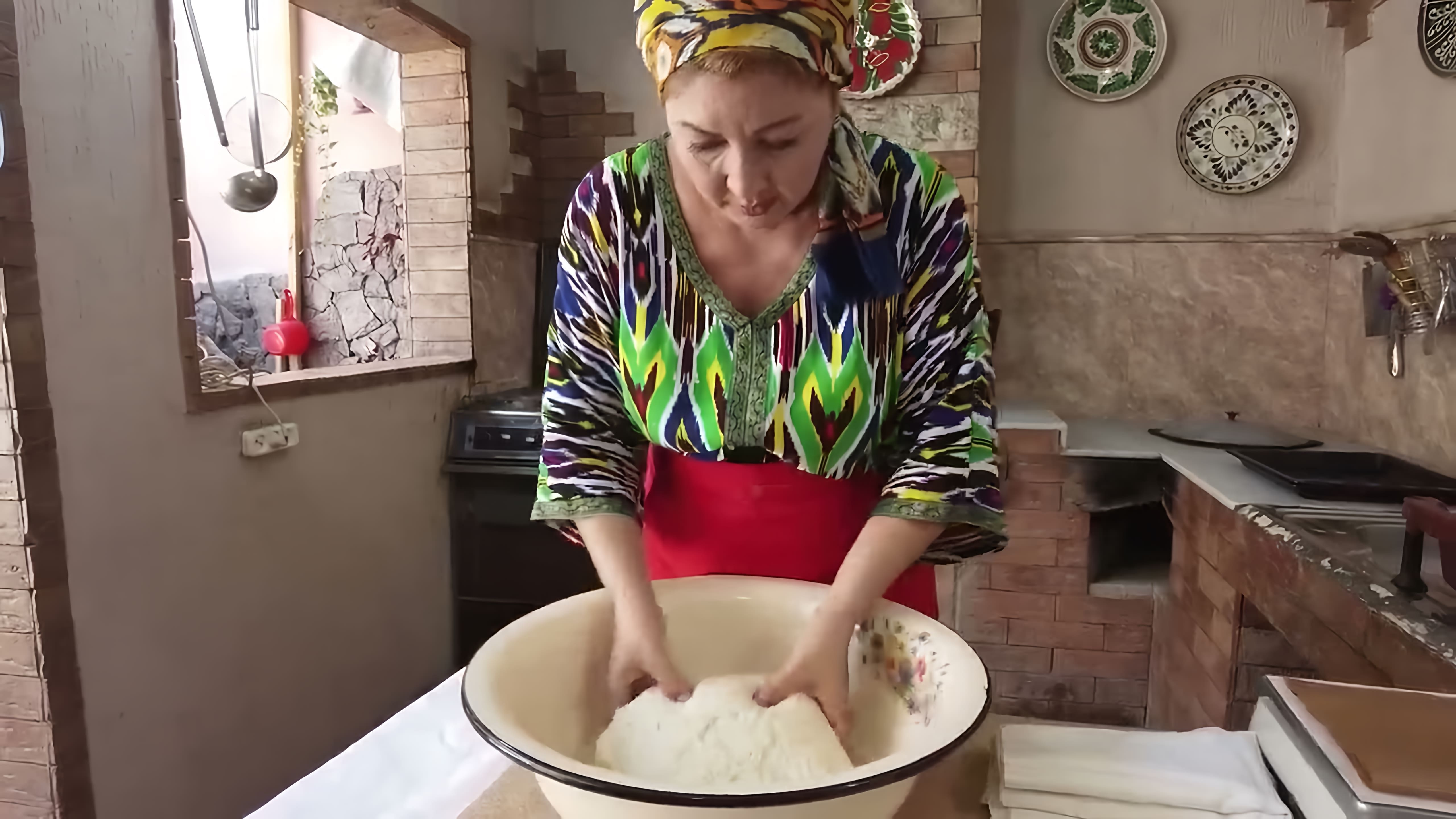 В этом видео показано, как приготовить узбекские лепешки