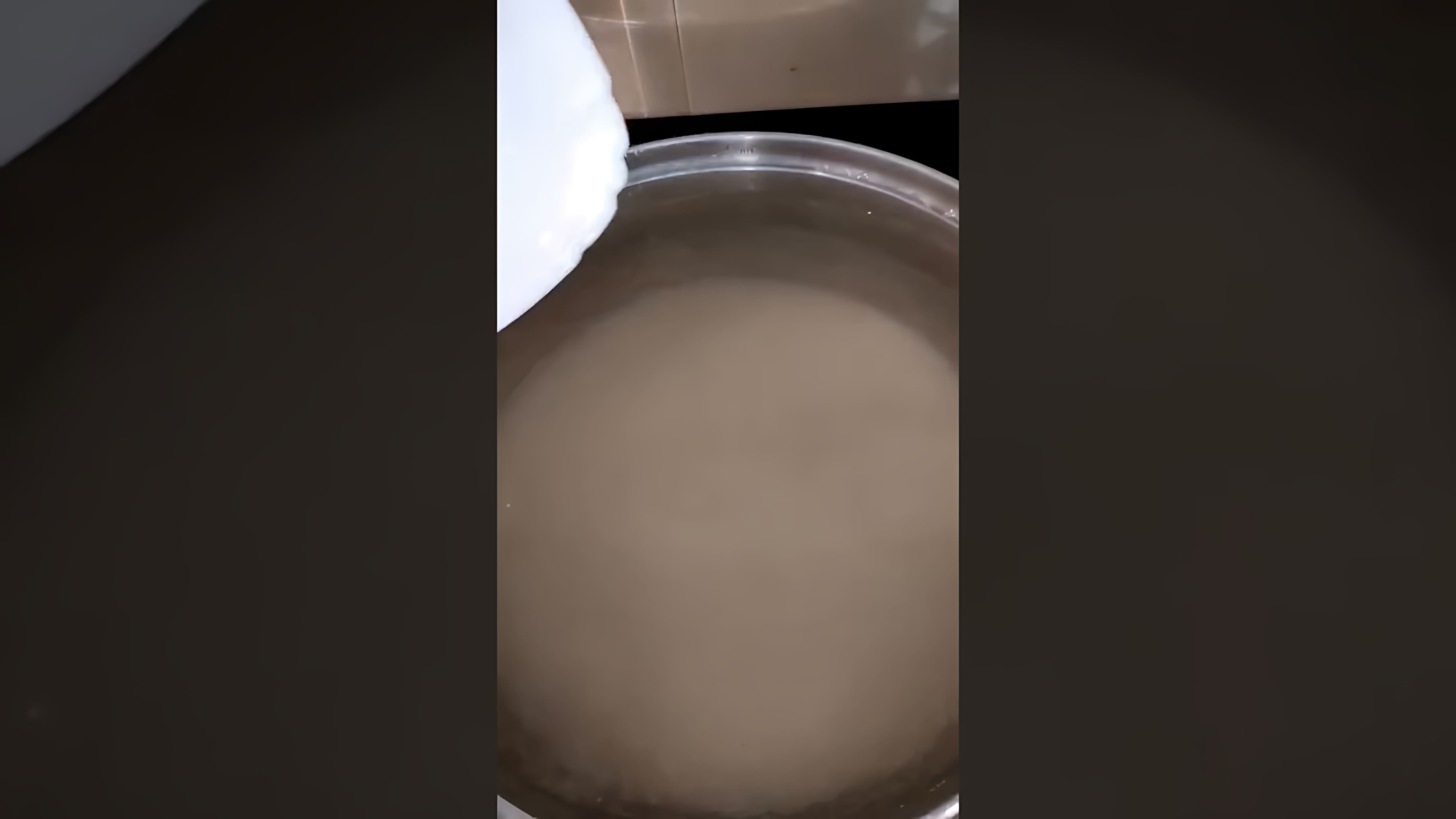 В этом видео демонстрируется процесс консервирования груш в сиропе