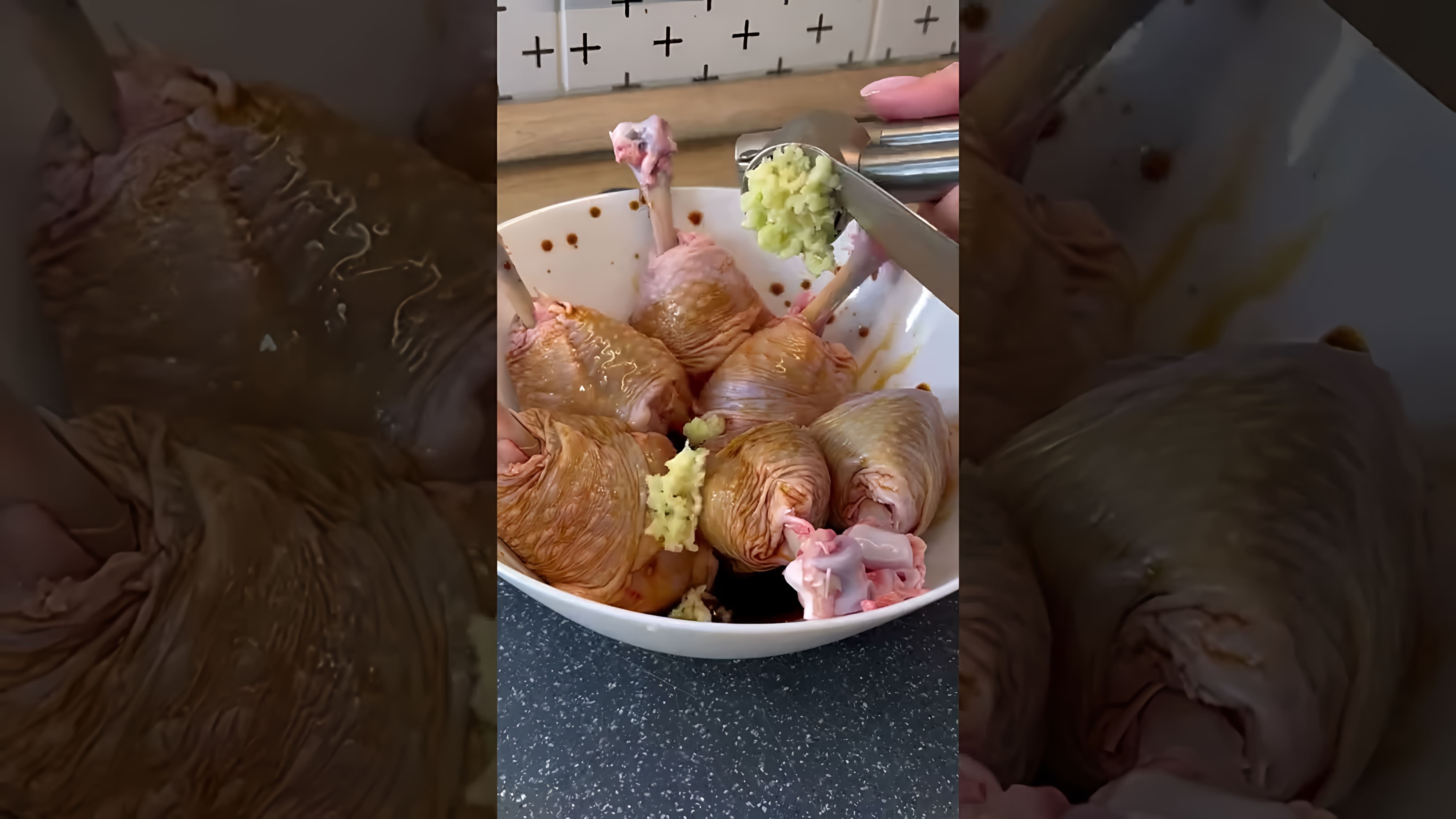 В этом видео демонстрируется рецепт приготовления мясных чупа-чупсов на куриных голенях