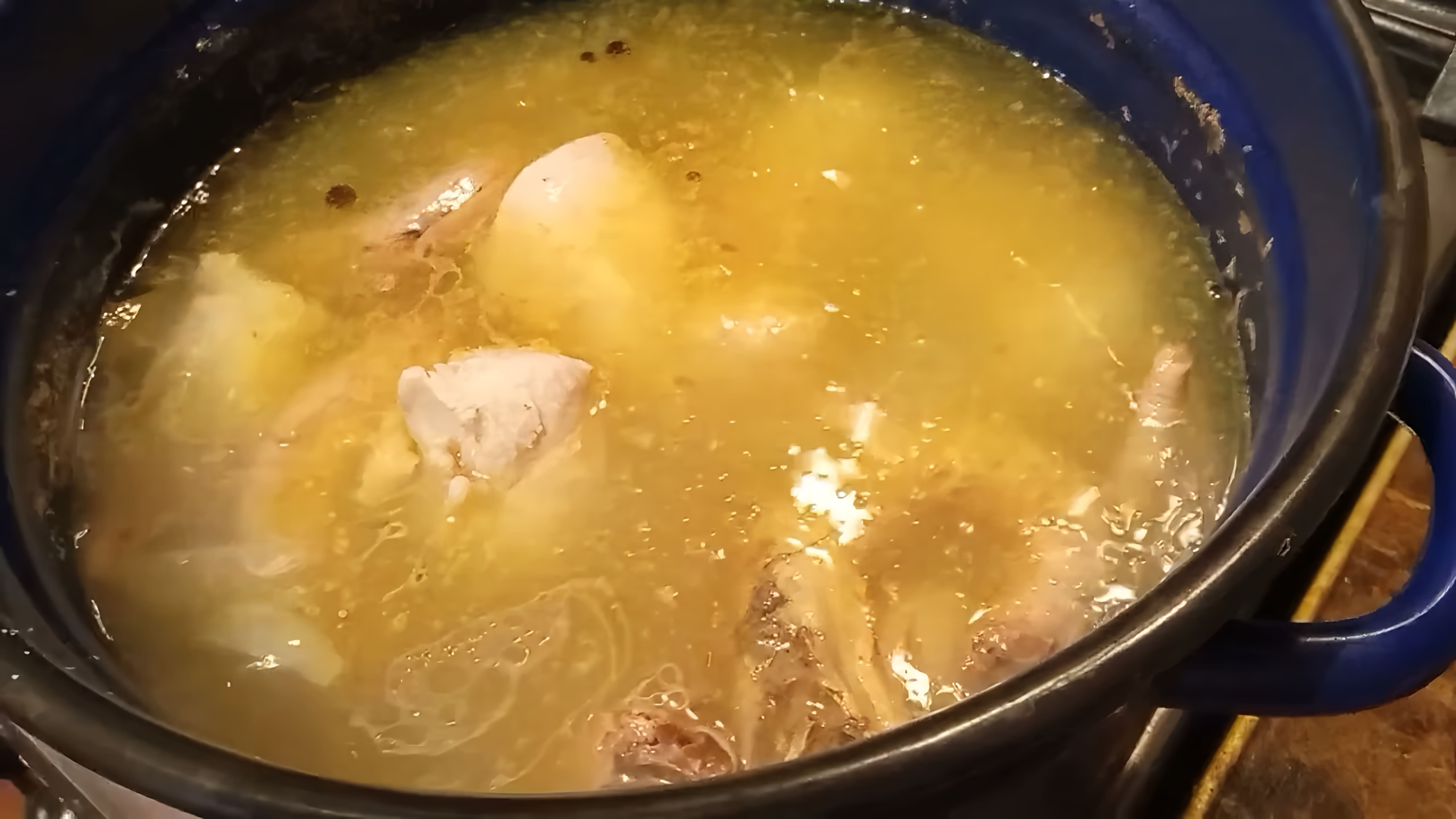 В этом видео демонстрируется процесс приготовления холодца из домашней курицы