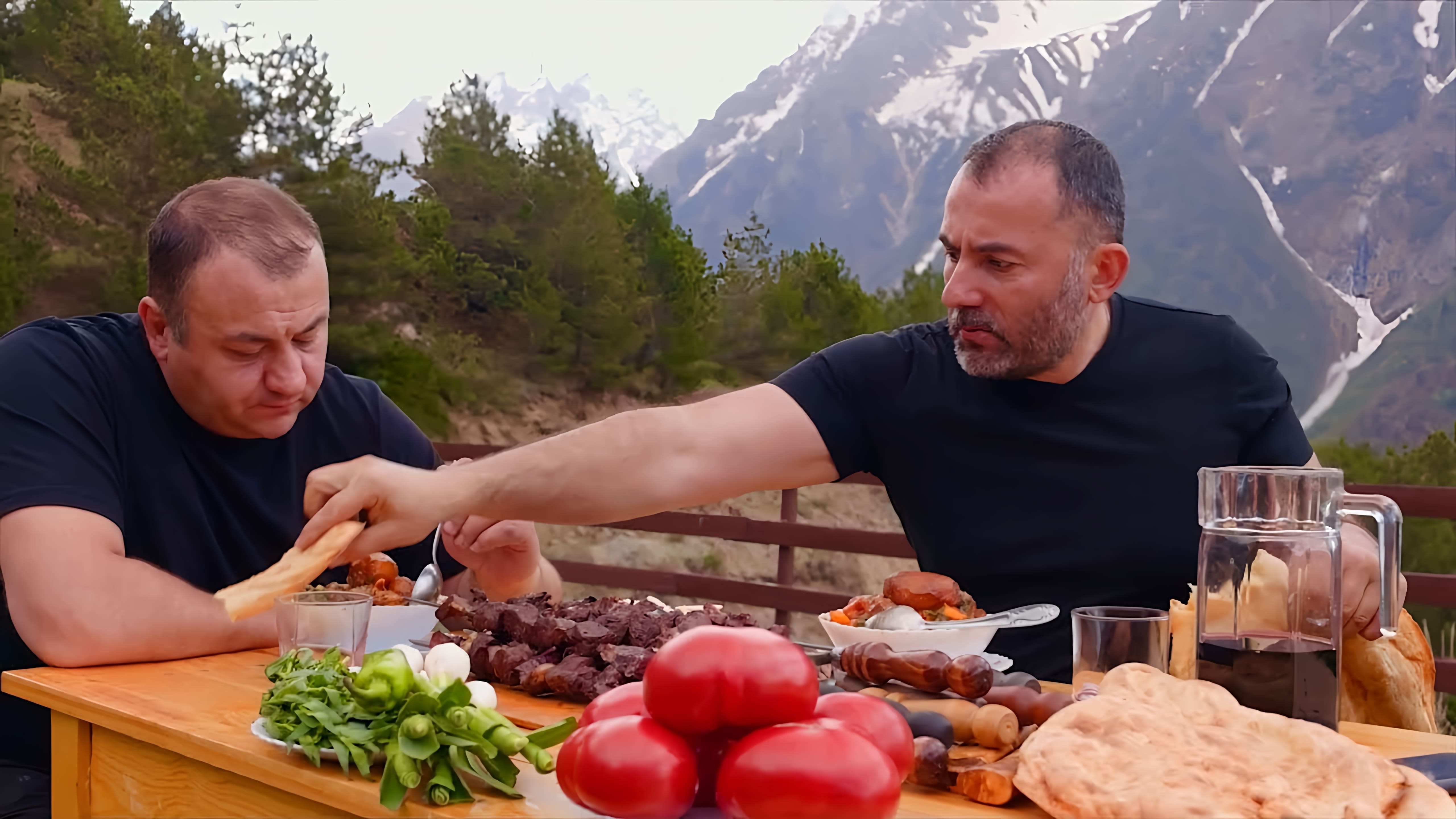 В этом видео-ролике демонстрируется процесс приготовления мяса с овощами в казане на костре