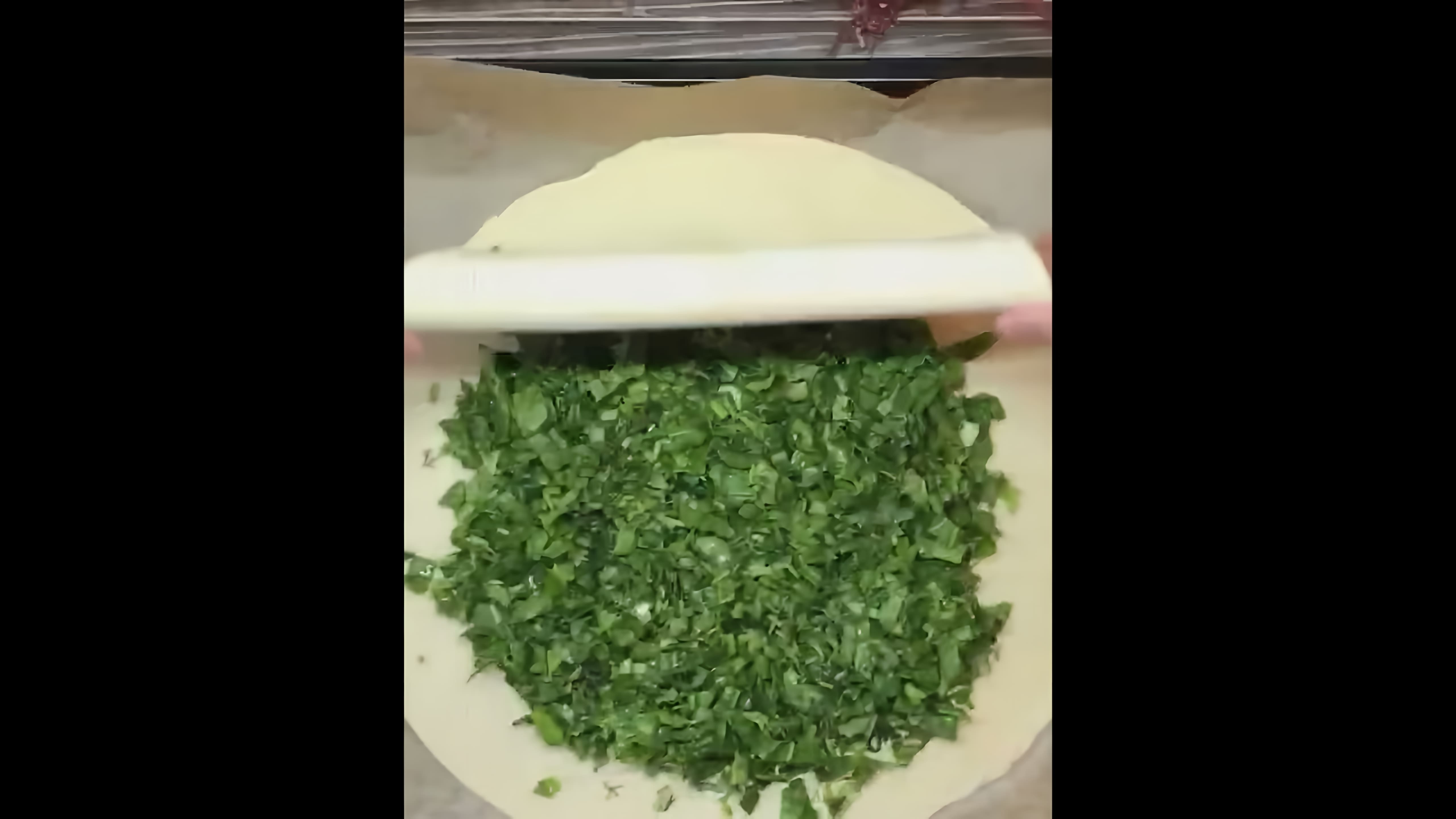 В этом видео мы видим, как приготовить вкусное блюдо - чуду с зеленью в духовке