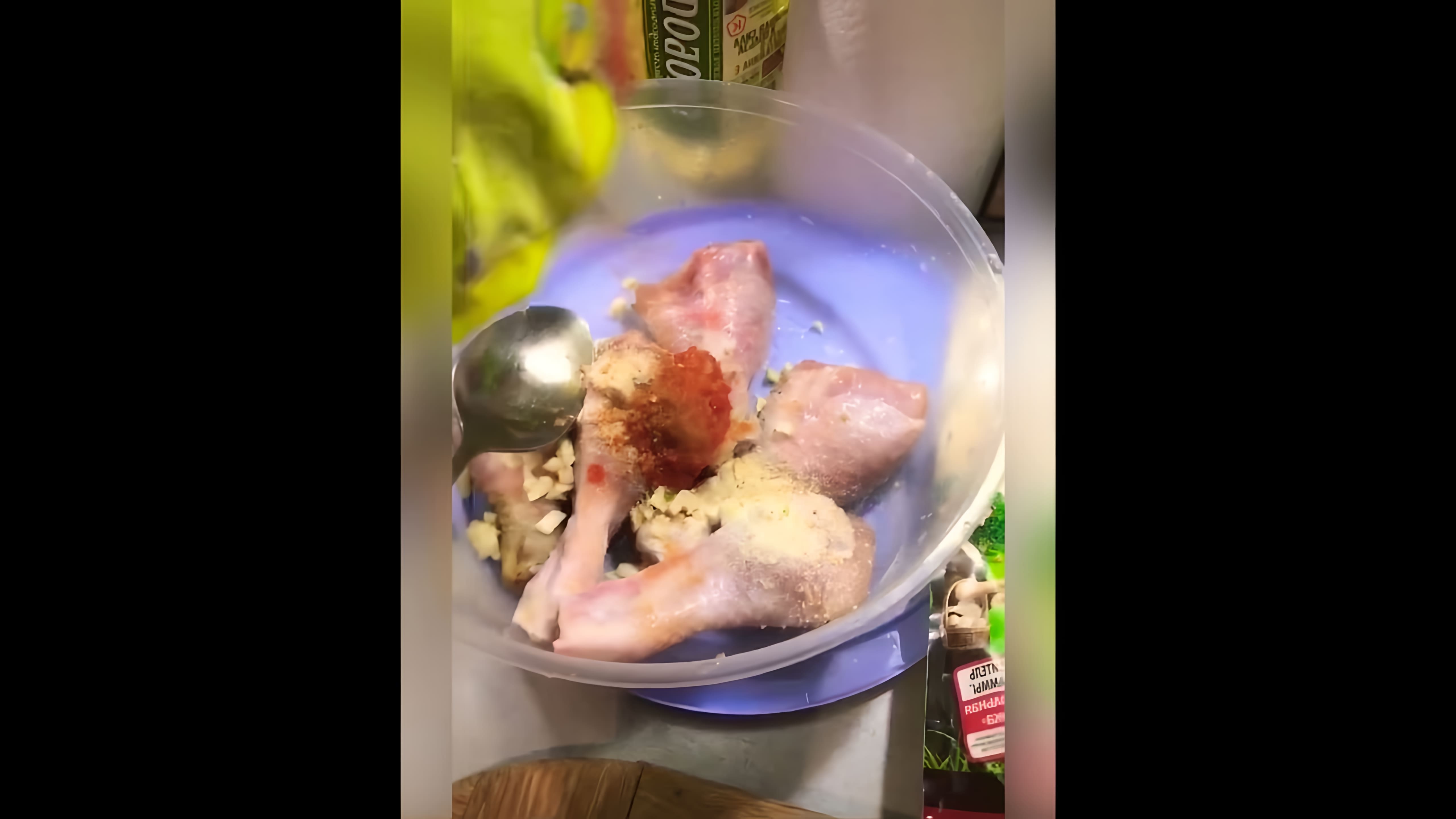 В этом видео демонстрируется быстрый и простой рецепт приготовления куриных ножек и спагетти