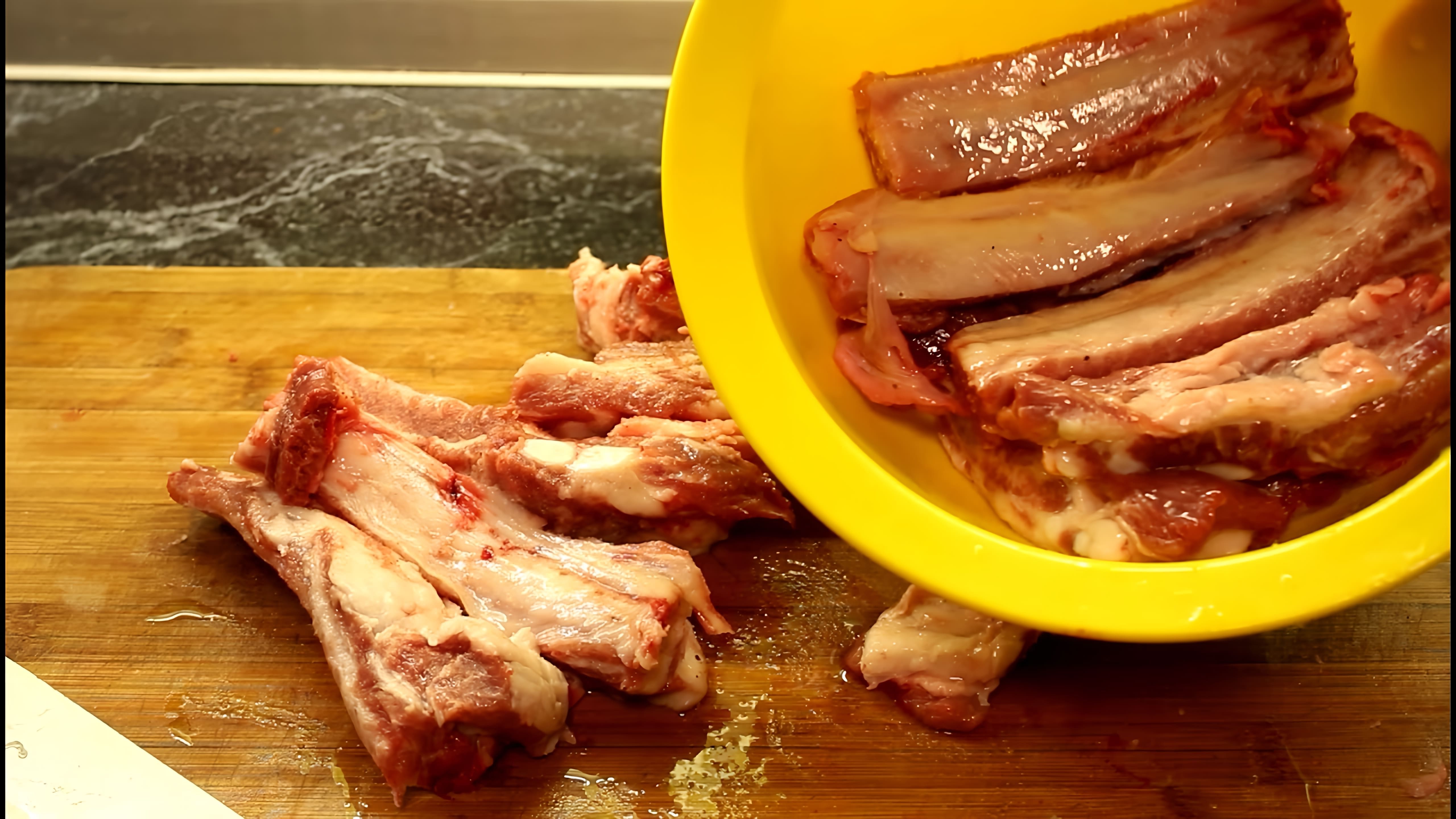 В данном видео демонстрируется процесс маринования свиных ребрышек для приготовления на электрогриле