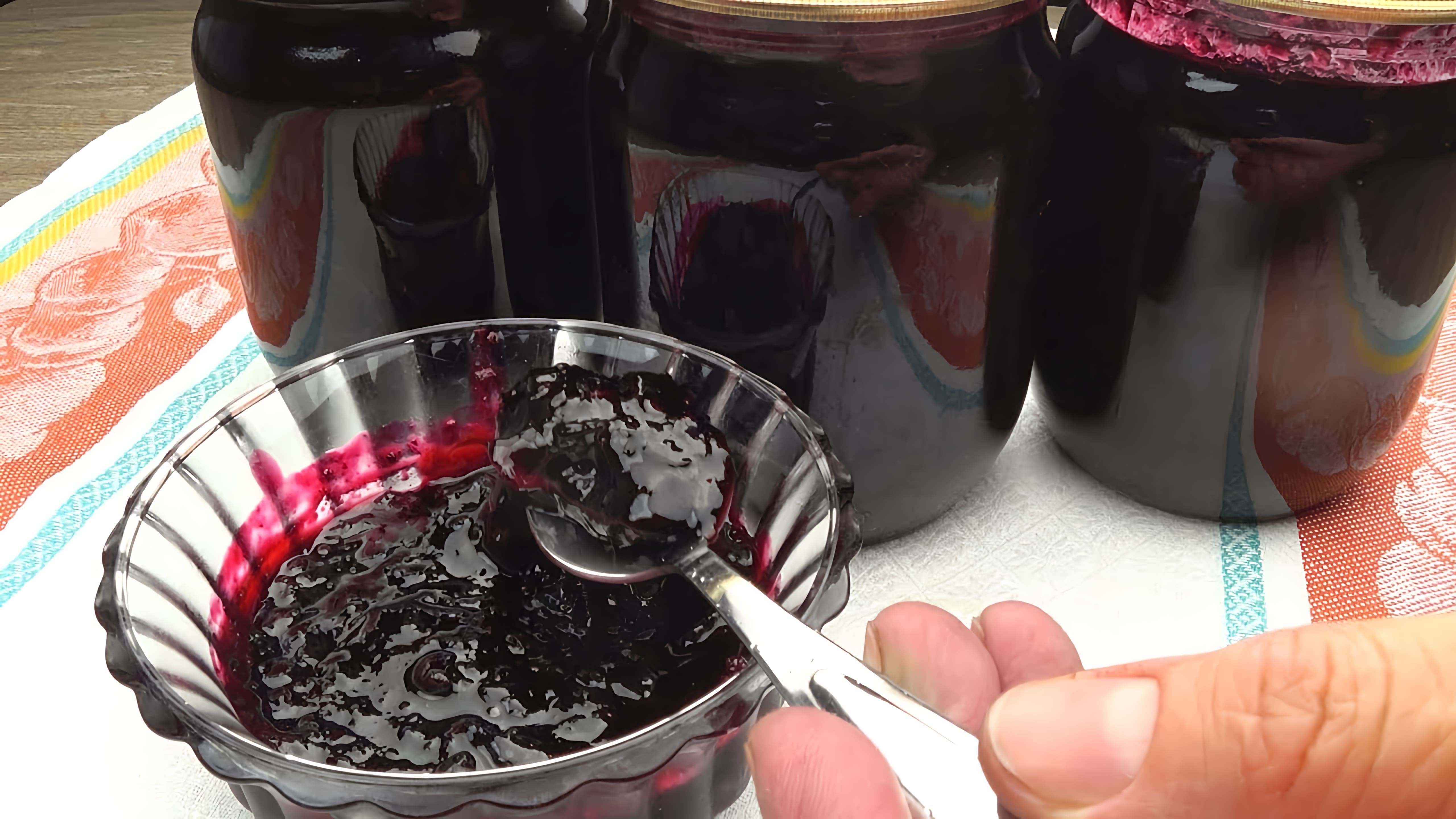 В этом видео-ролике демонстрируется процесс приготовления джема из черной смородины с апельсином