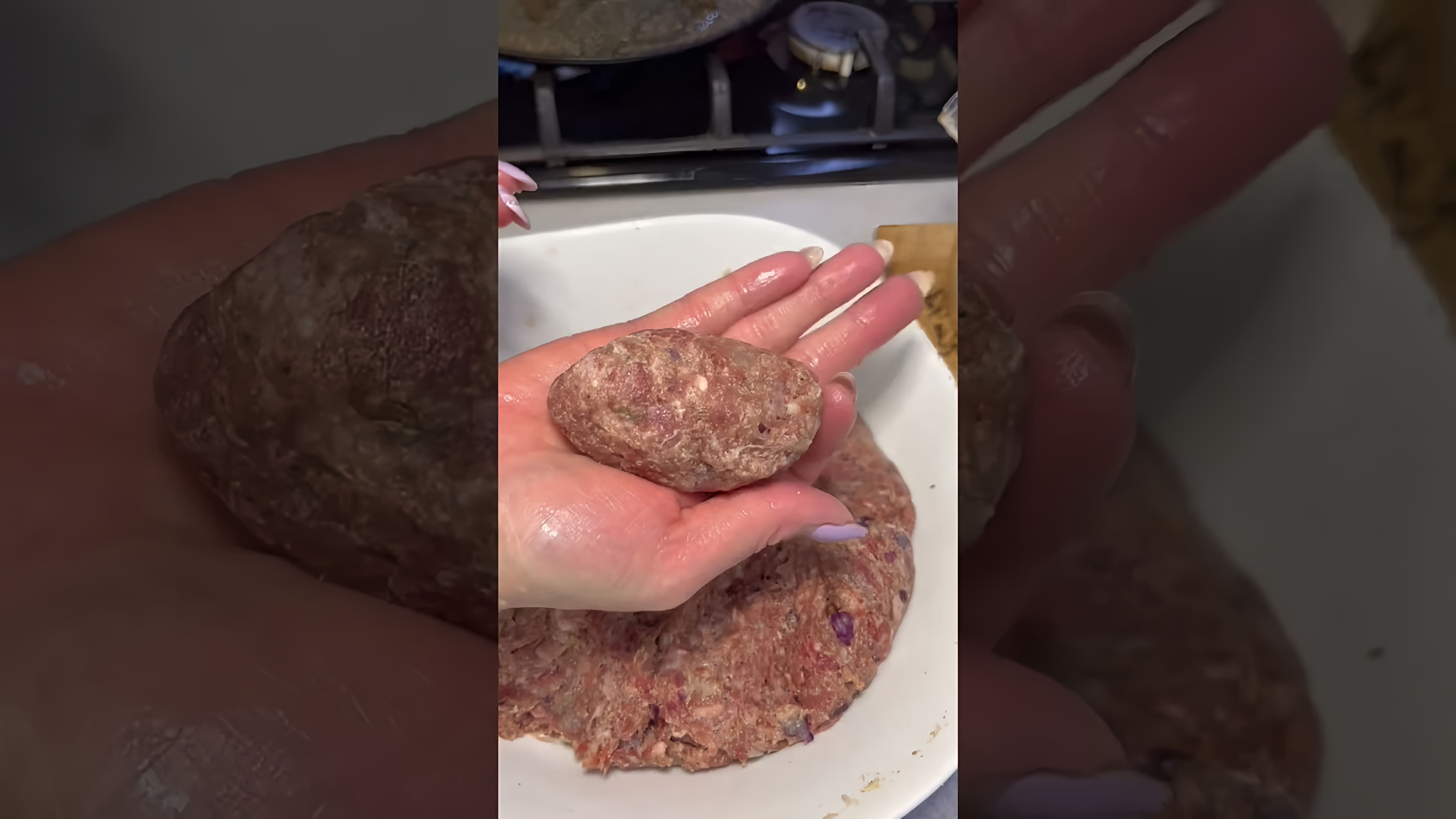 В этом видео демонстрируется рецепт приготовления нежнейших котлет из говядины без хлеба и сала