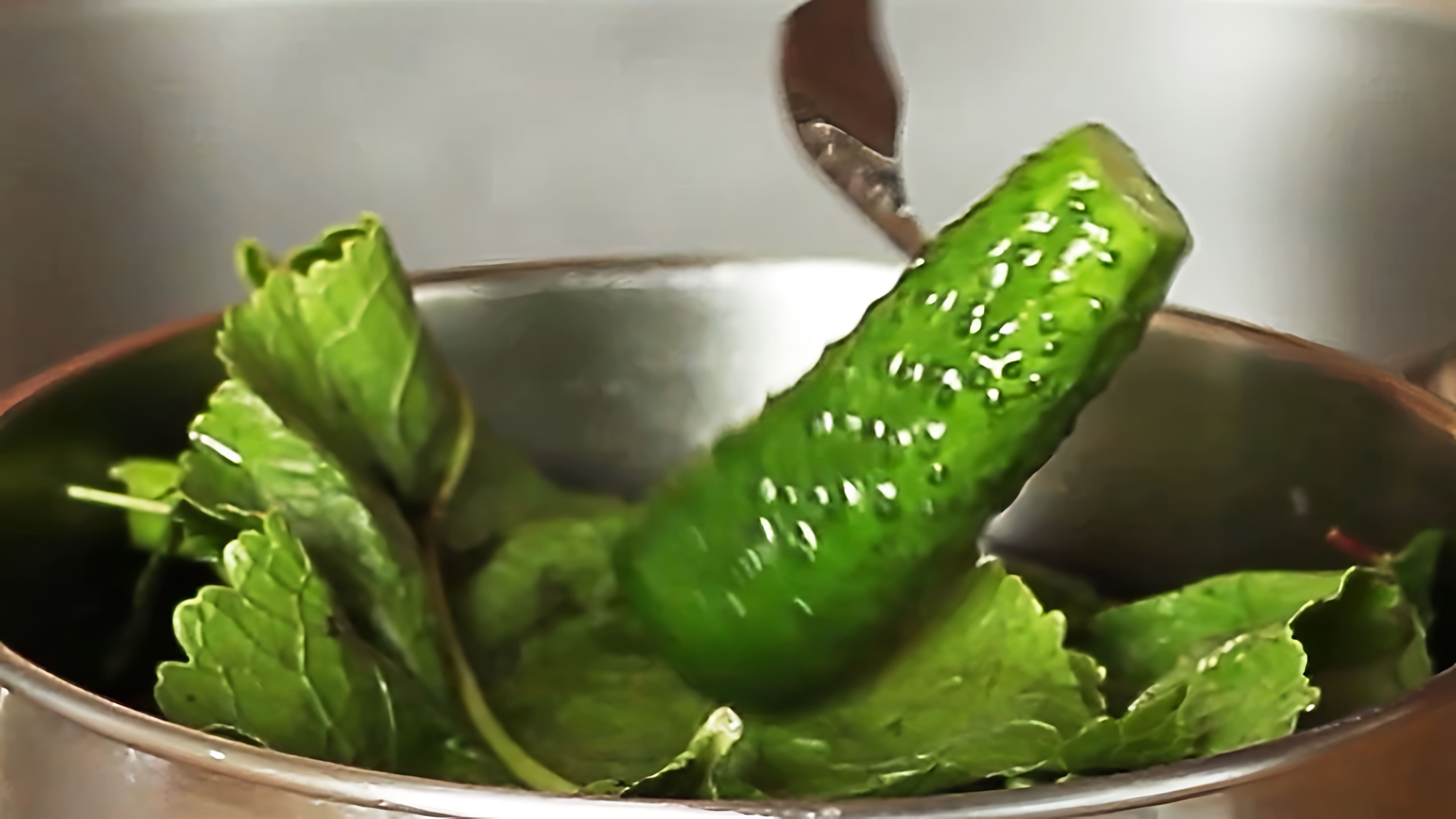 В этом видео демонстрируется классический рецепт приготовления малосольных огурцов