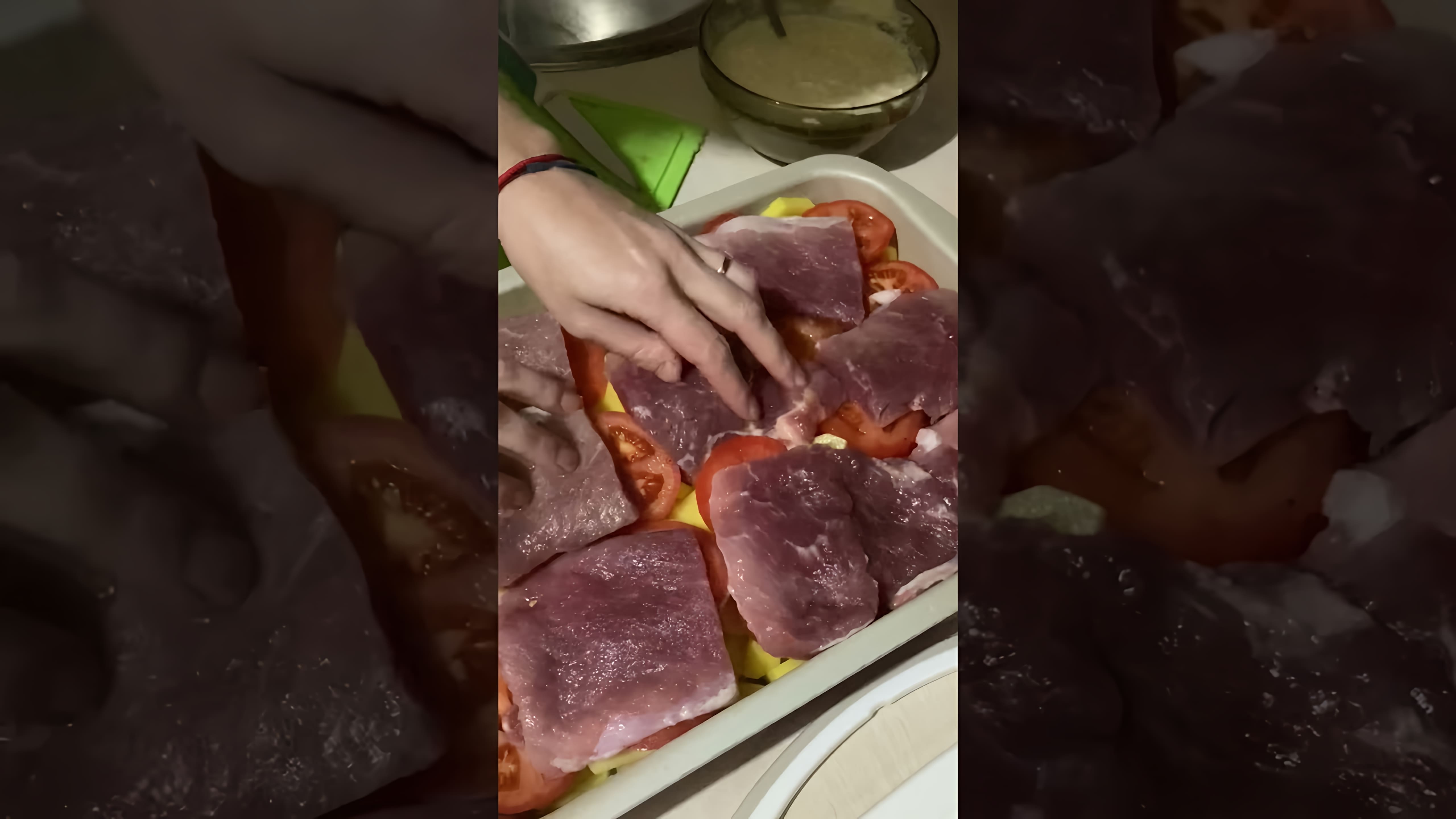 В этом видео-ролике показан процесс приготовления вкусного и сытного блюда - мяса с картошкой в духовке