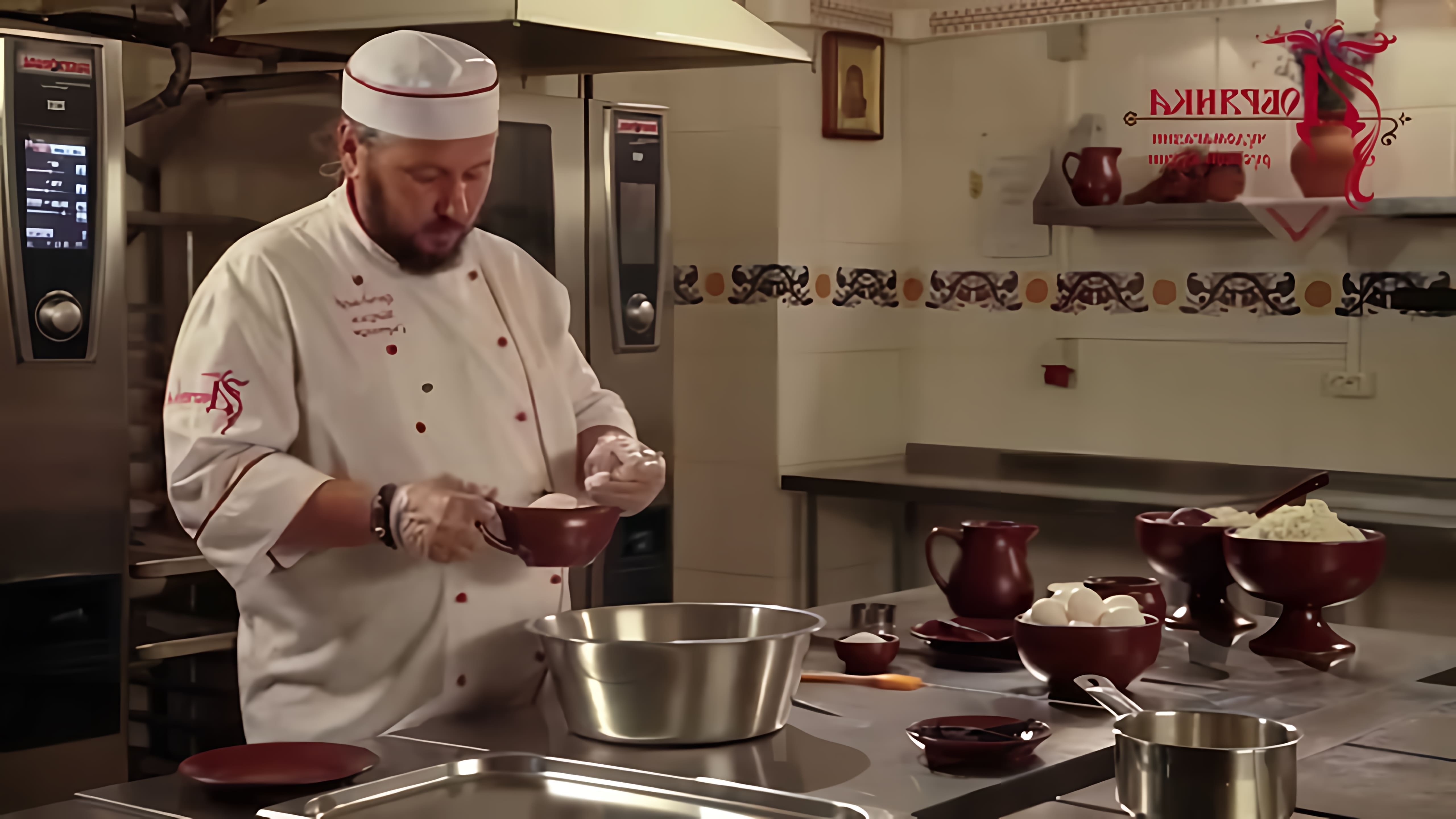 В этом видео Максим Сырников готовит настоящие русские сырники