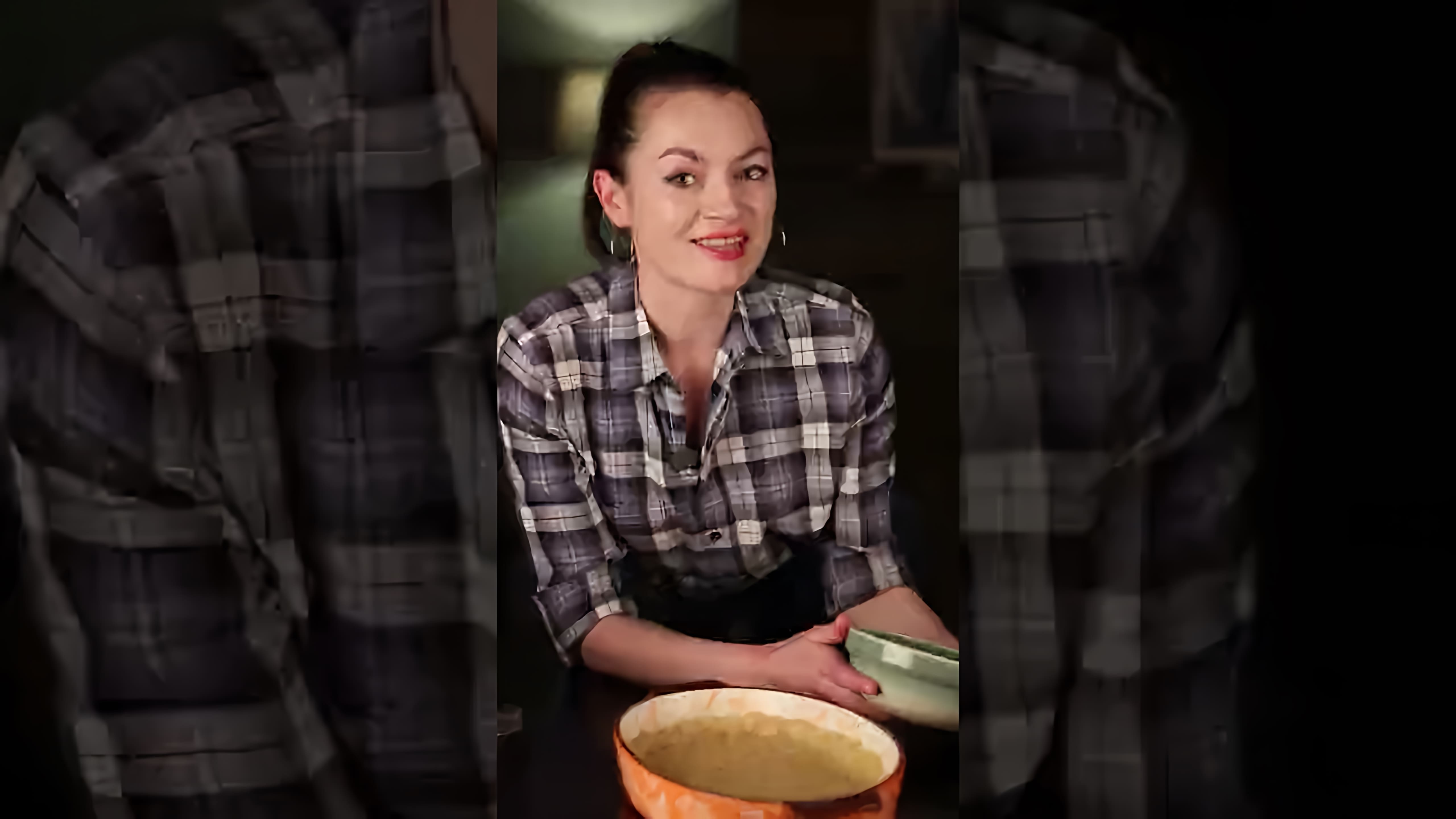 В этом видео демонстрируется процесс приготовления простого и вкусного пирога с вареньем