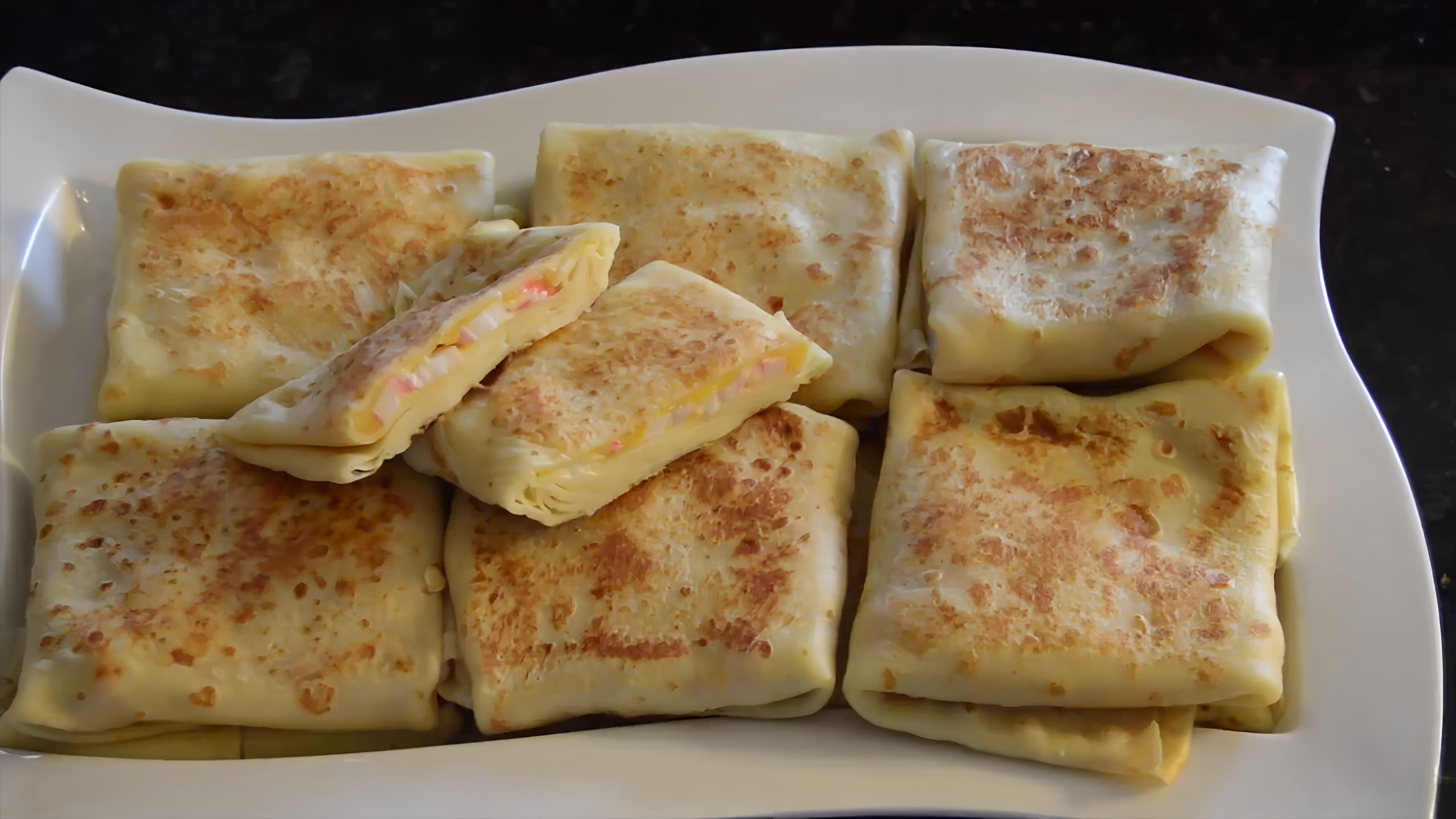В этом видео демонстрируется процесс приготовления блинов с крабовыми палочками и сыром