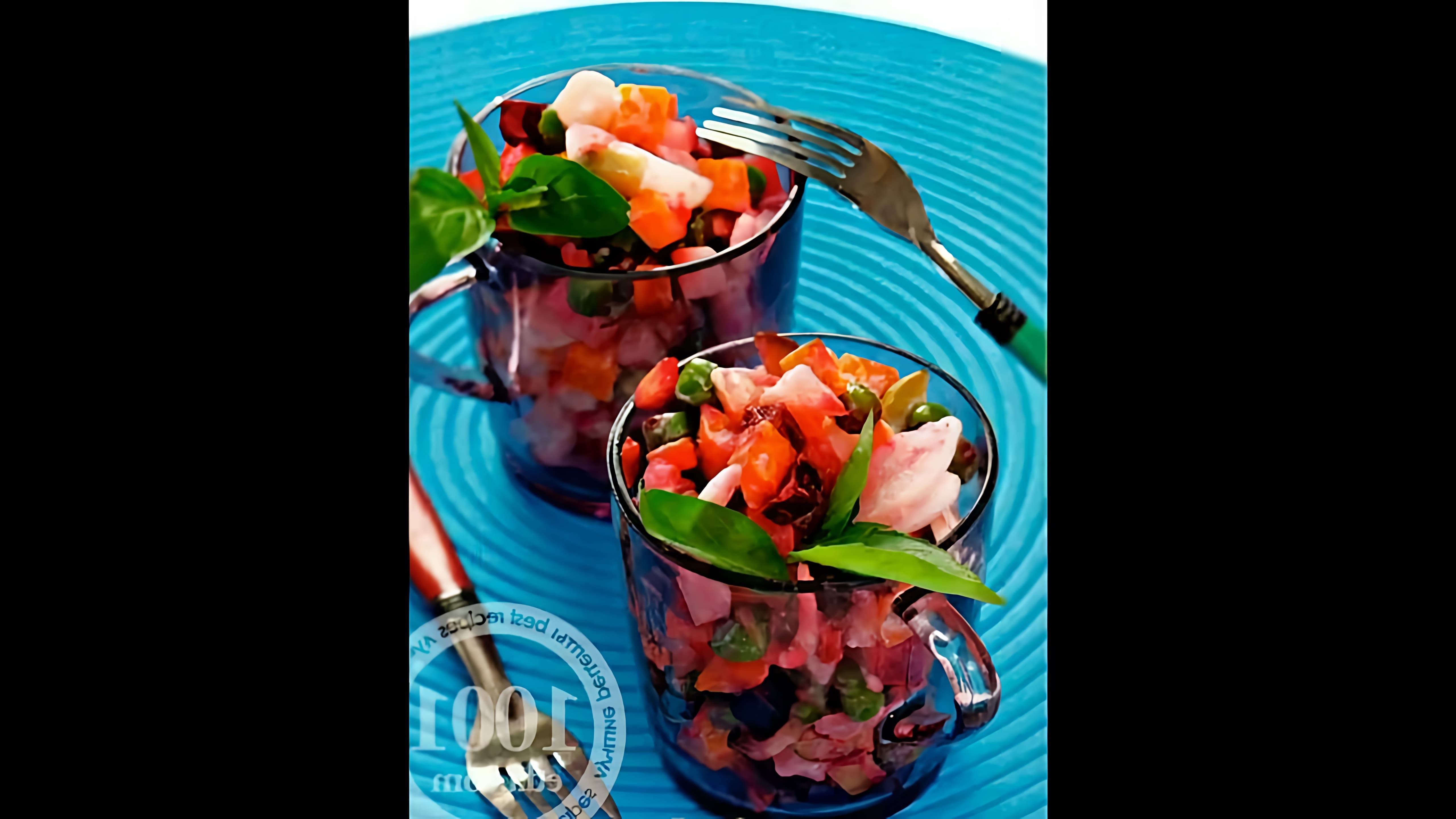 В этом видео демонстрируется рецепт приготовления винегрета с солеными огурцами