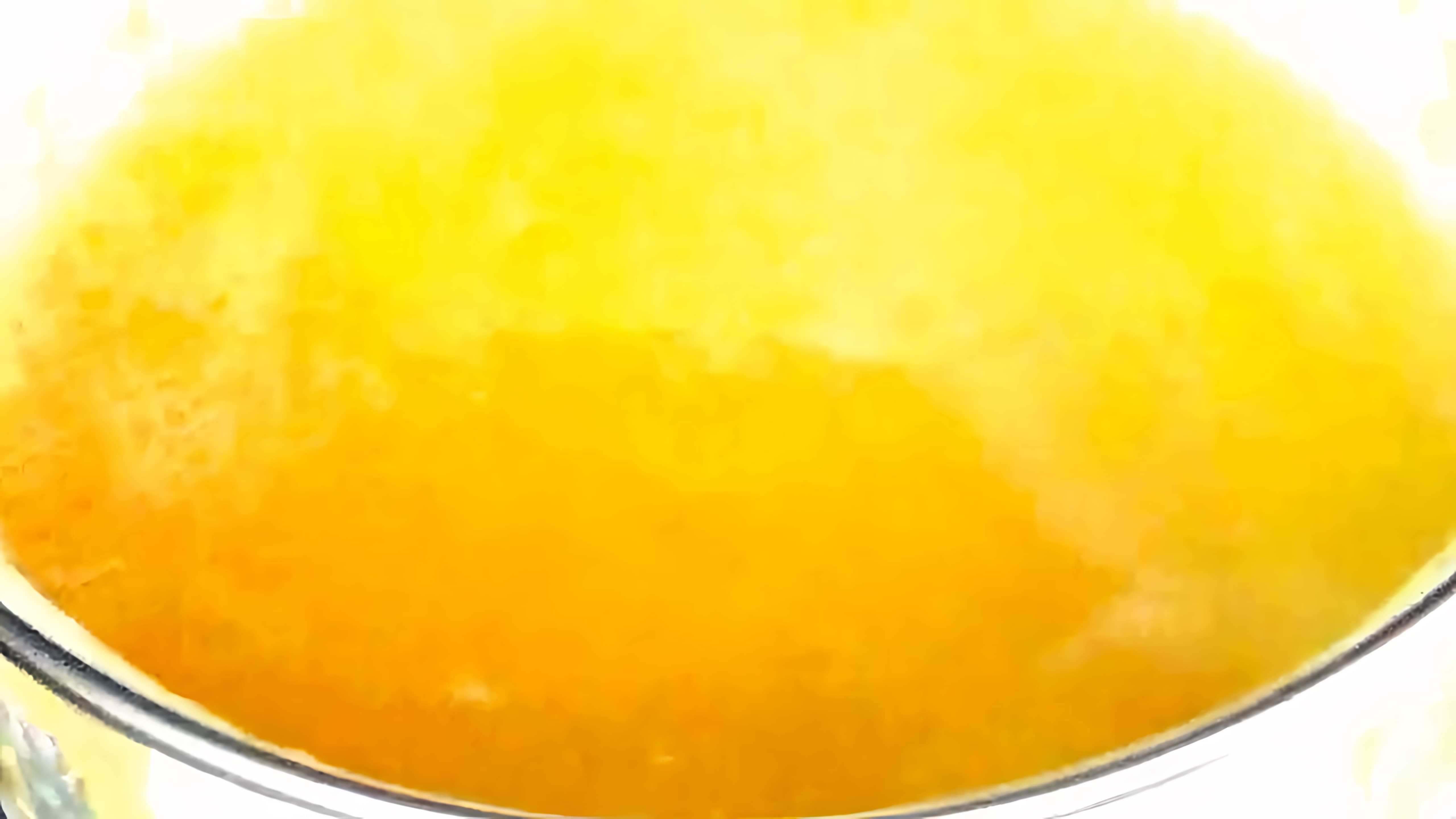В этом видео демонстрируется рецепт приготовления вкусного сиропа из сока лимона и меда, который можно использовать для пропитки тортов и пирожных