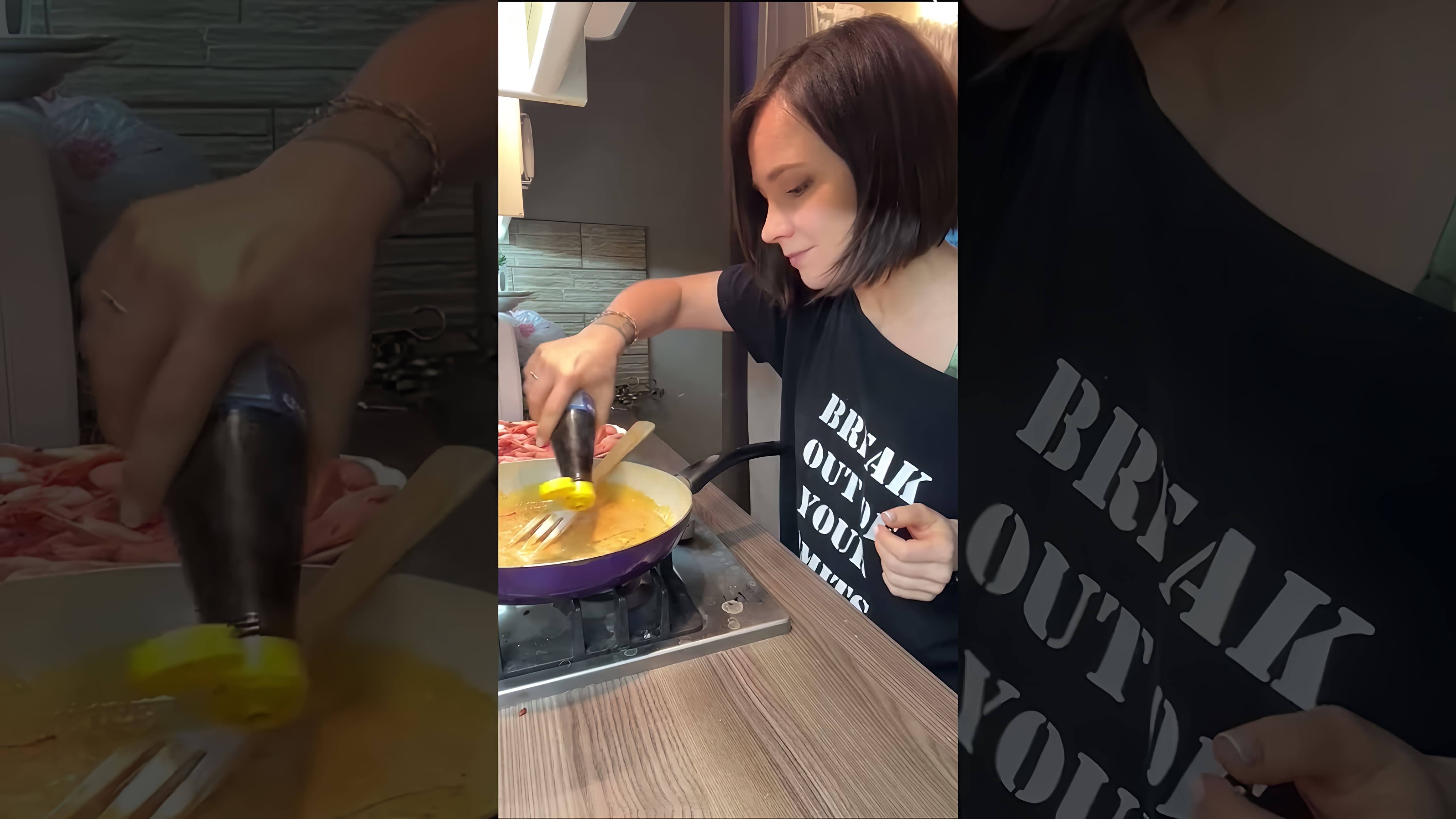 В этом видео демонстрируется процесс приготовления креветок в соусе Том Ям