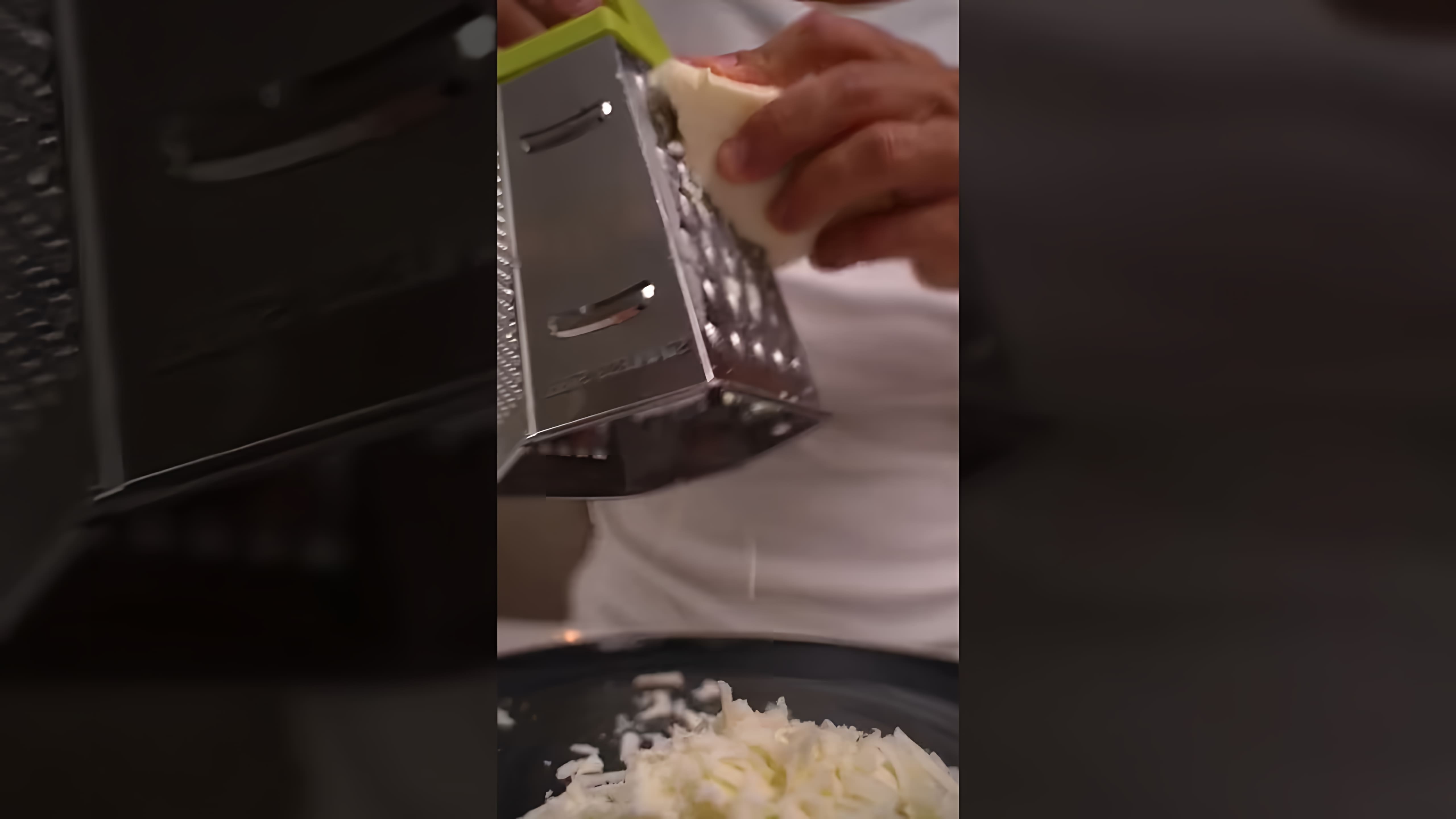 В этом видео Джавид показывает, как приготовить домашнюю пиццу, которая будет напоминать ресторанную