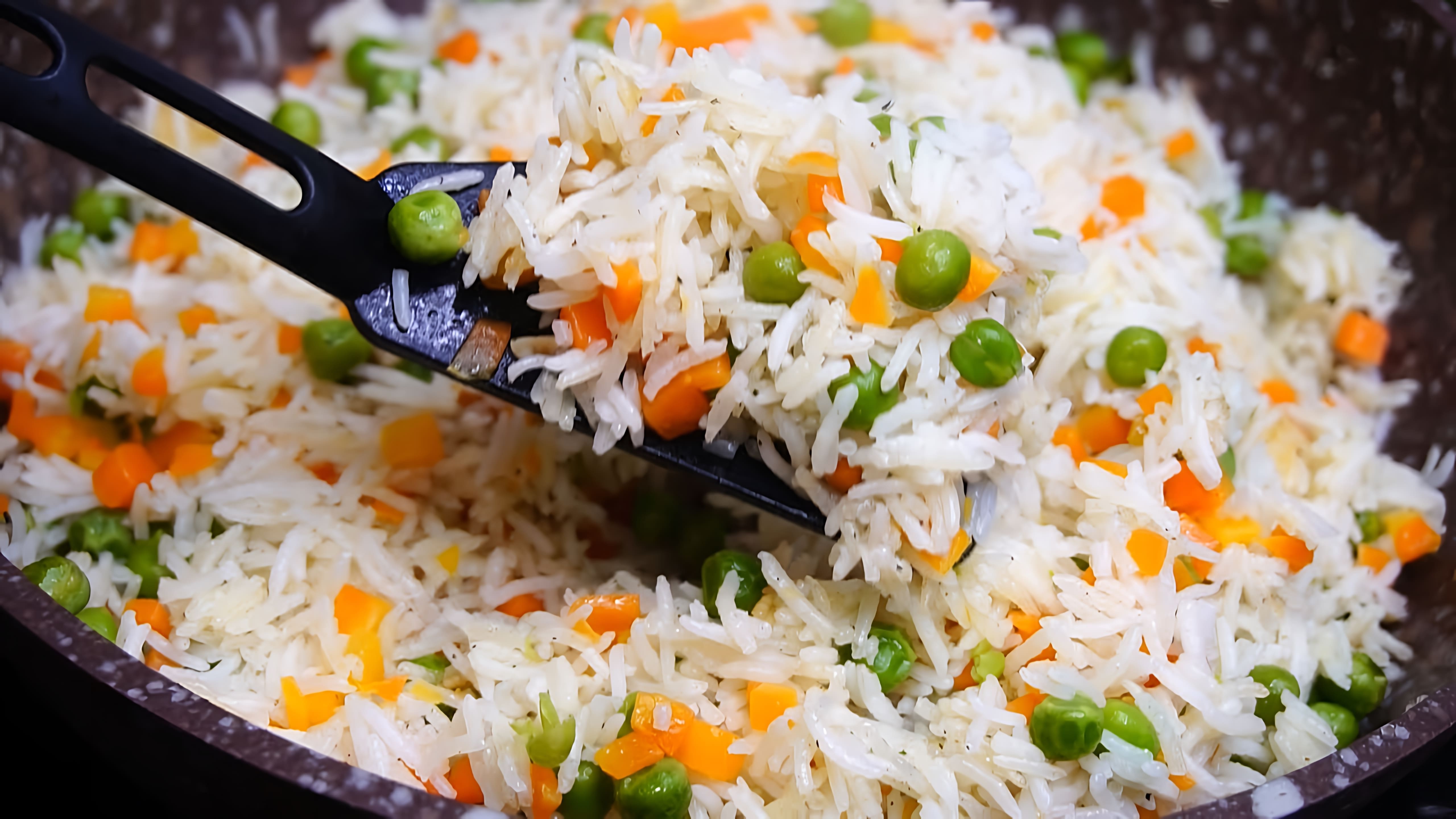 Видео рецепт риса с овощами, приготовленного на сковороде, что делает его простым, но вкусным гарниром