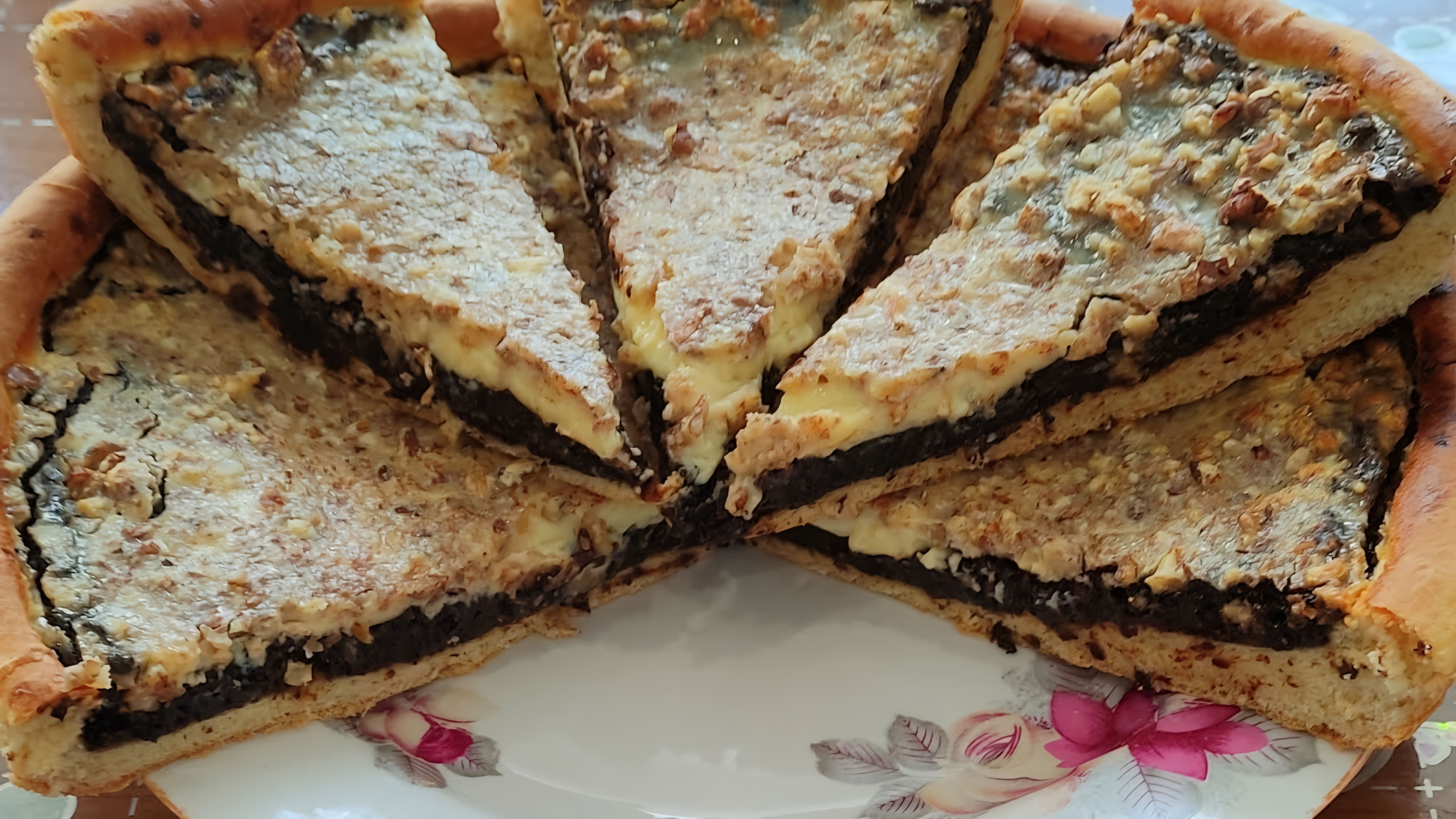 В этом видео демонстрируется процесс приготовления татарского пирога с черносливом и орехами