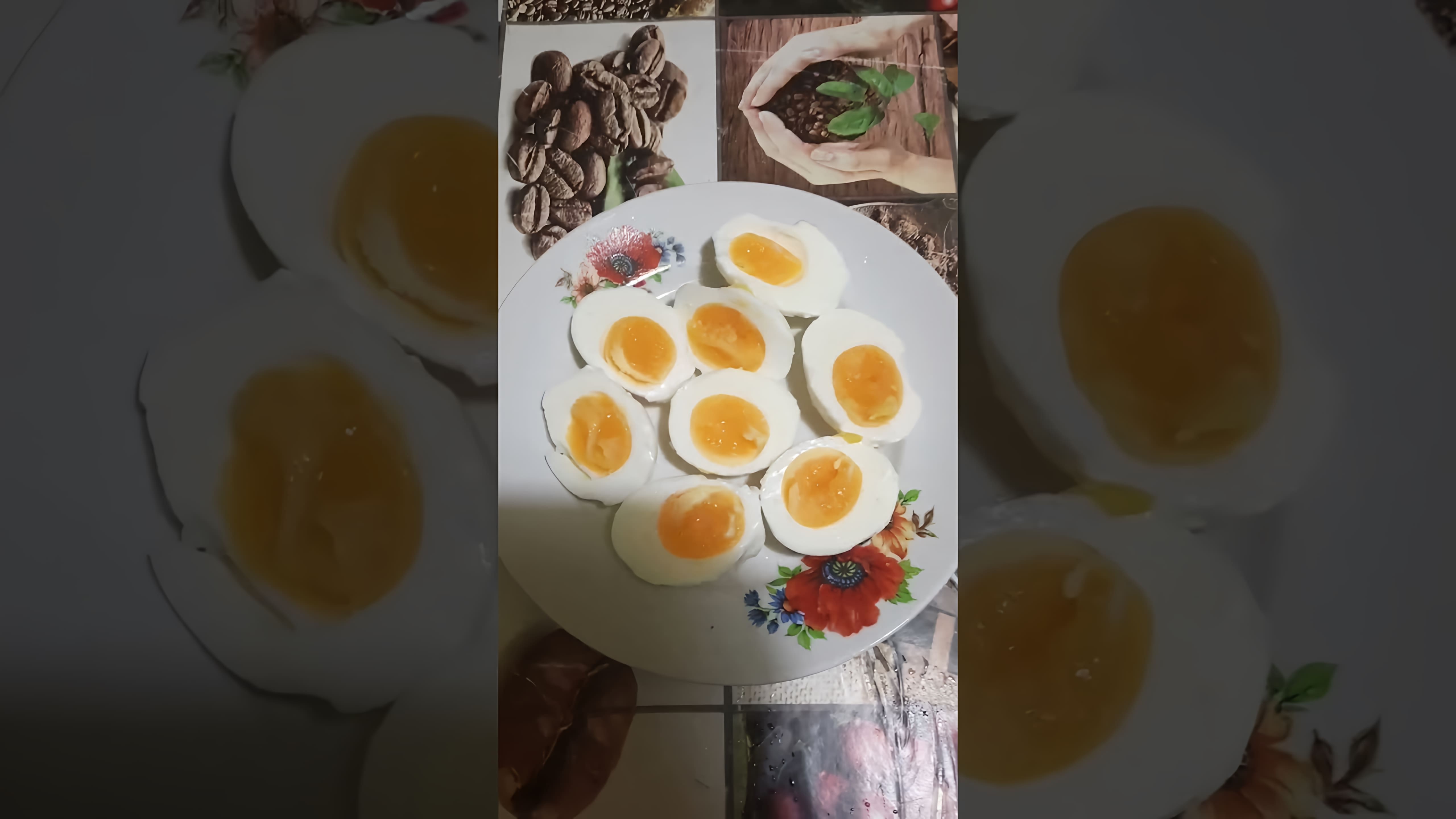 В этом видео-ролике девушка готовит простой и вкусный перекус - яйца с чесноком и майонезом