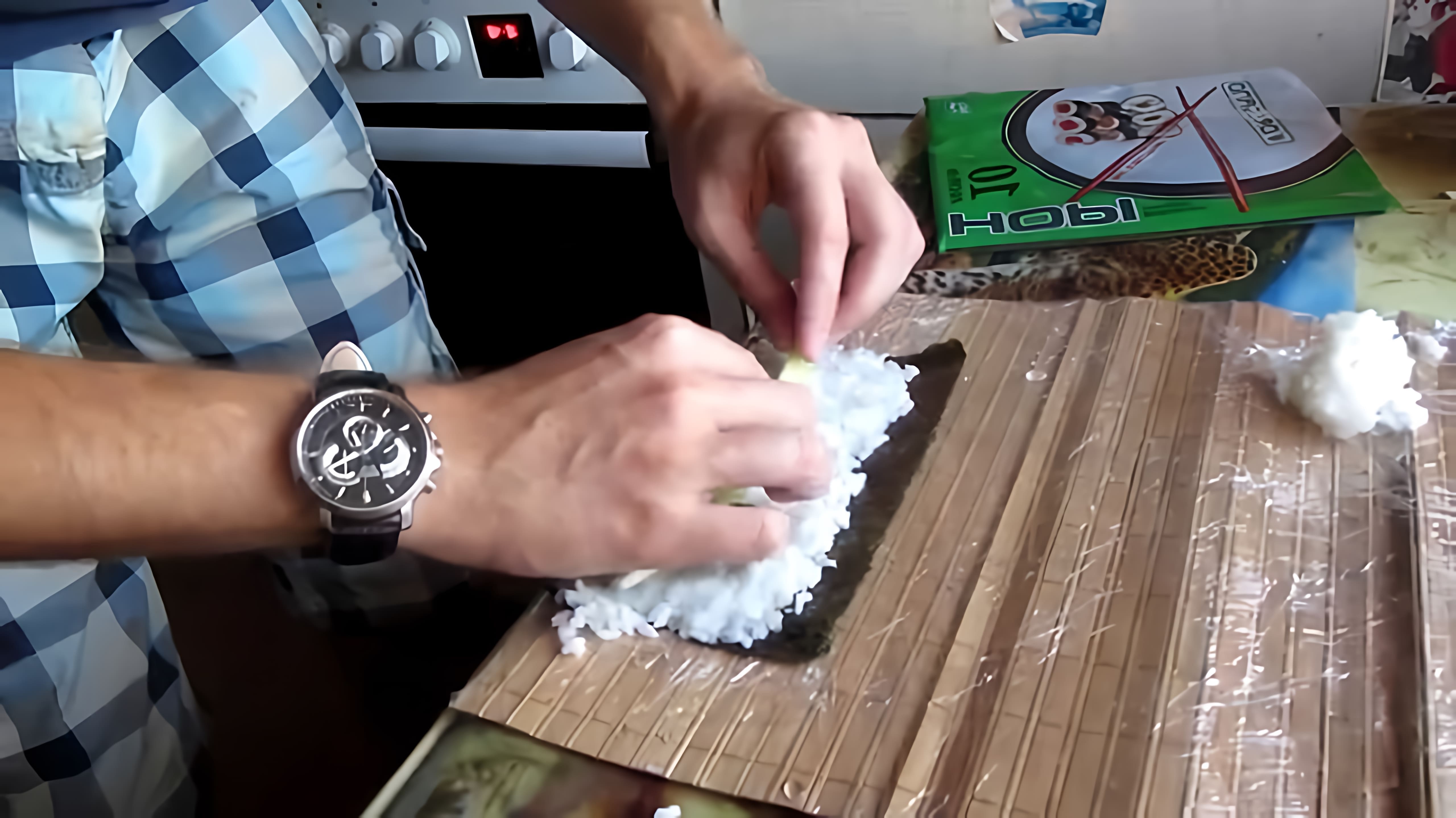В этом видео показано, как приготовить роллы в домашних условиях