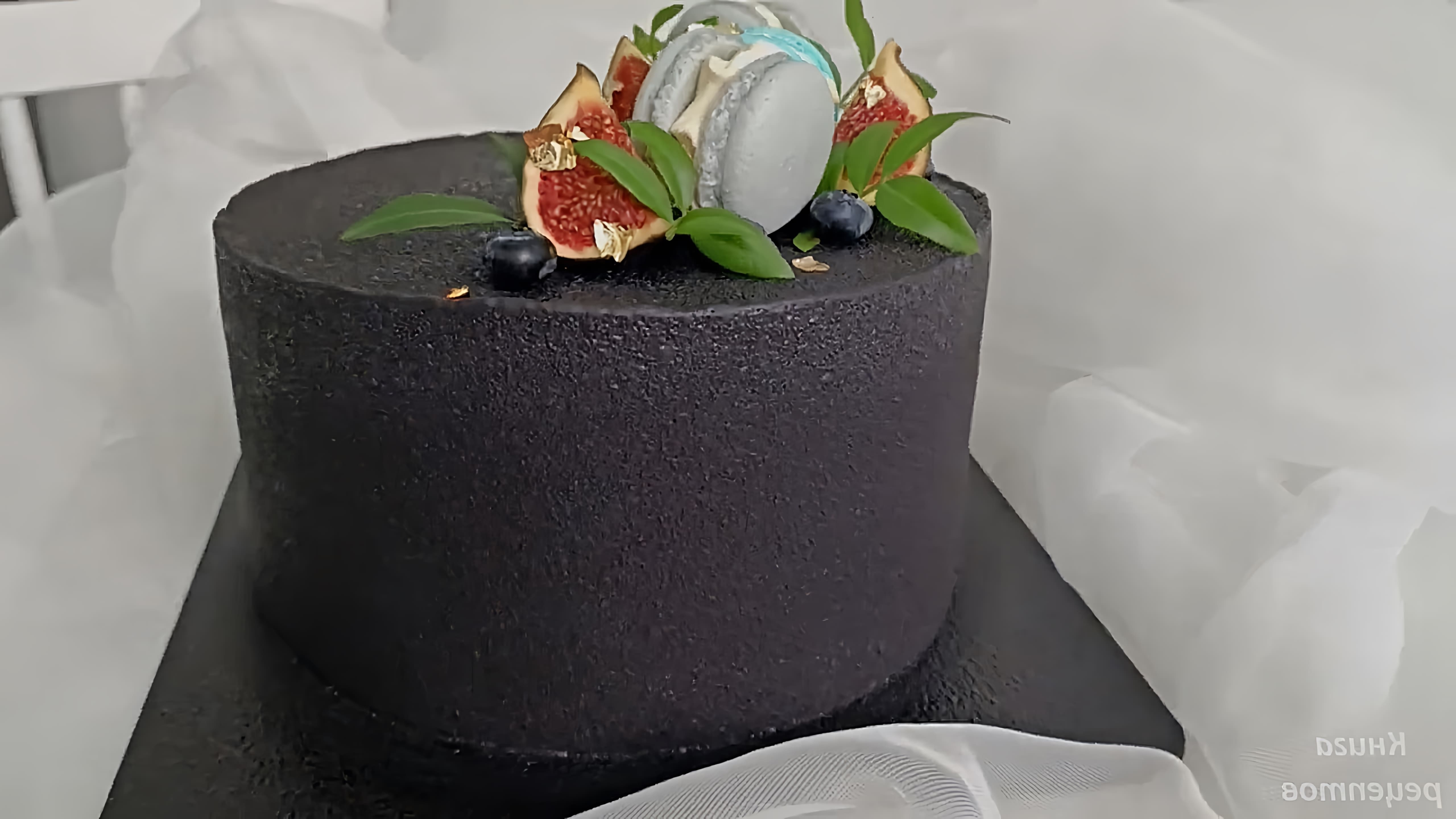 В этом видео-ролике вы увидите, как сделать велюр на торте, используя шоколад и специальные инструменты