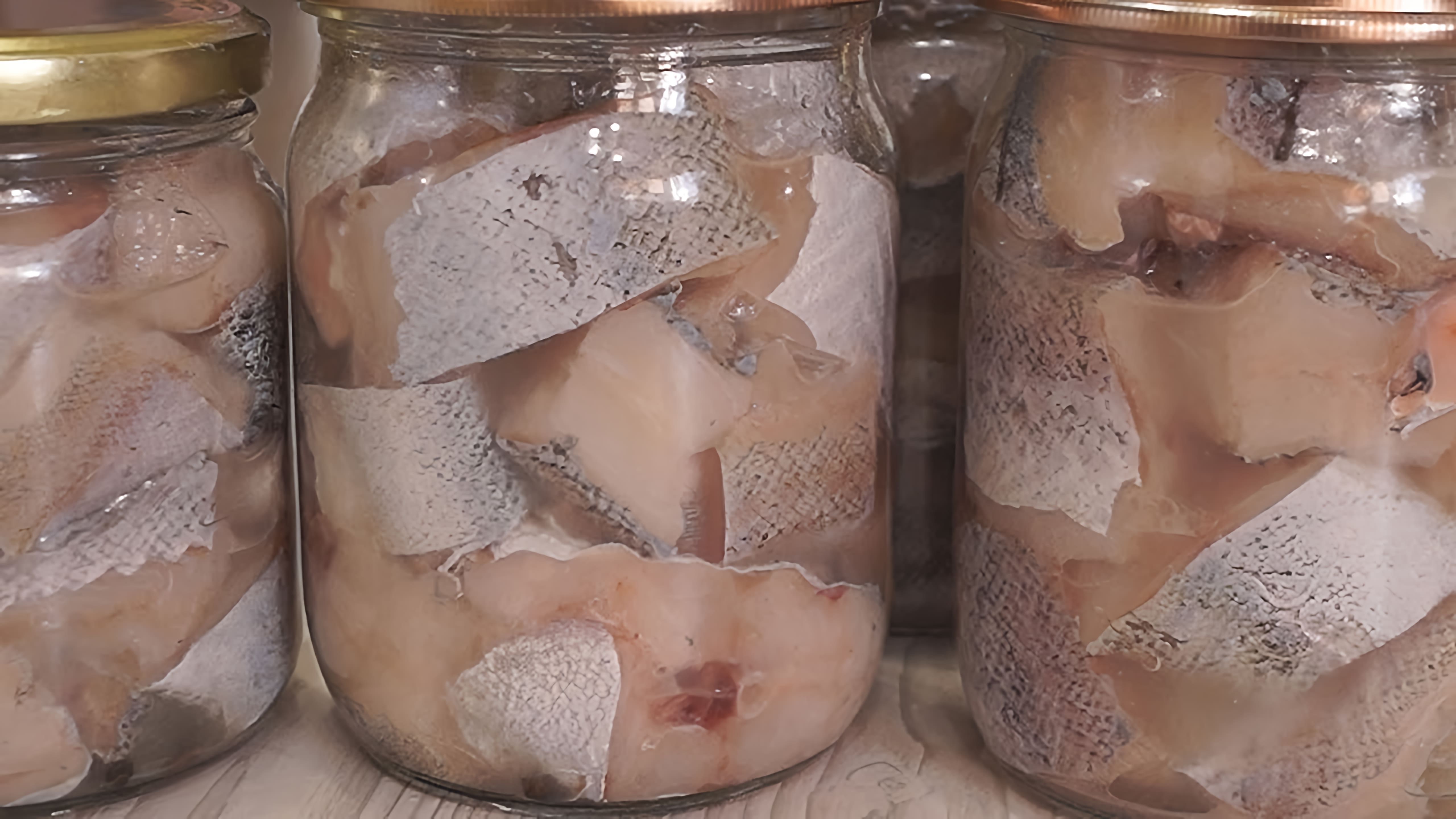 В данном видео демонстрируется процесс приготовления консервов из минтая в домашних условиях