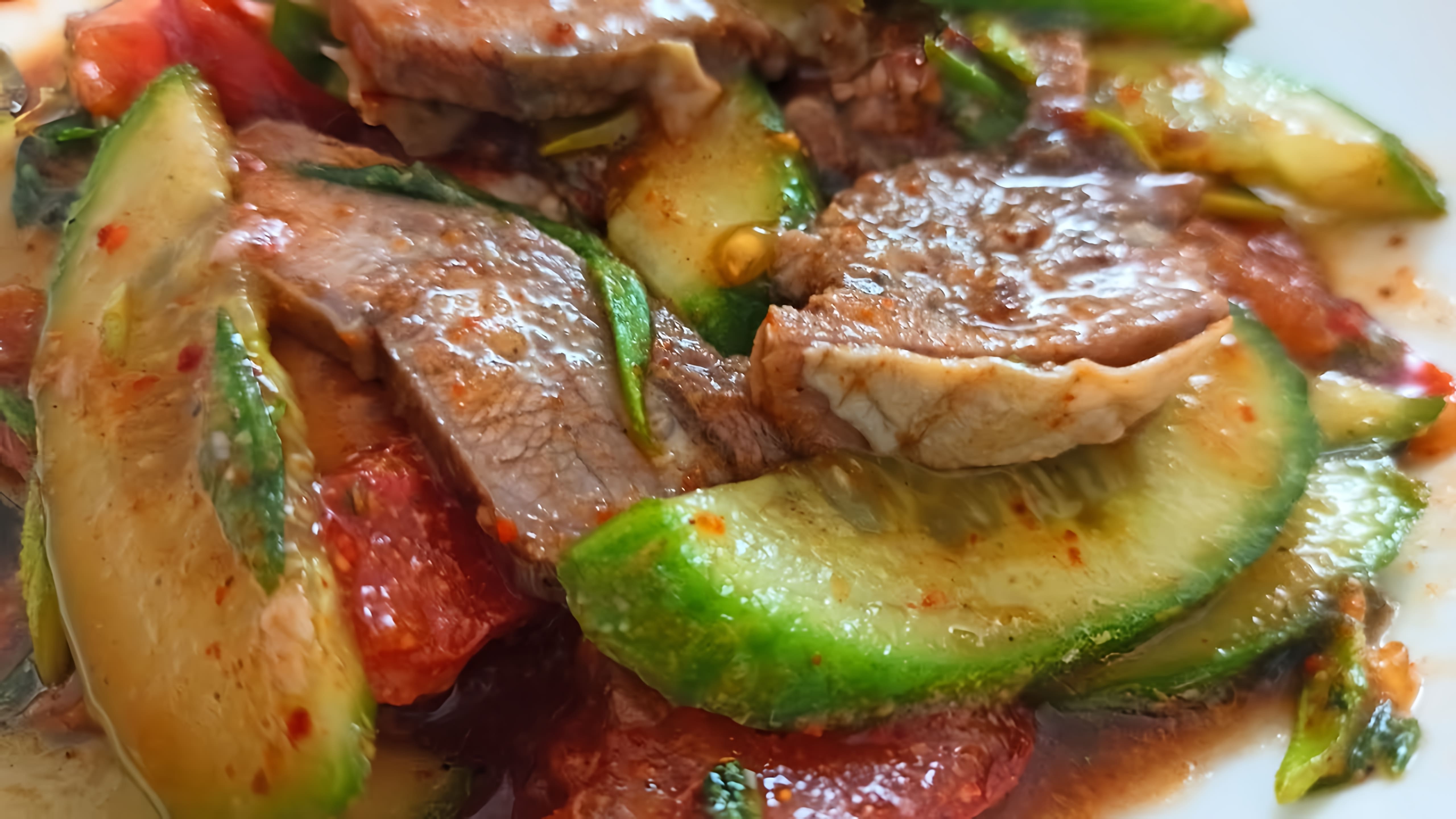 В этом видео демонстрируется процесс приготовления салата из говяжьего языка по-корейски
