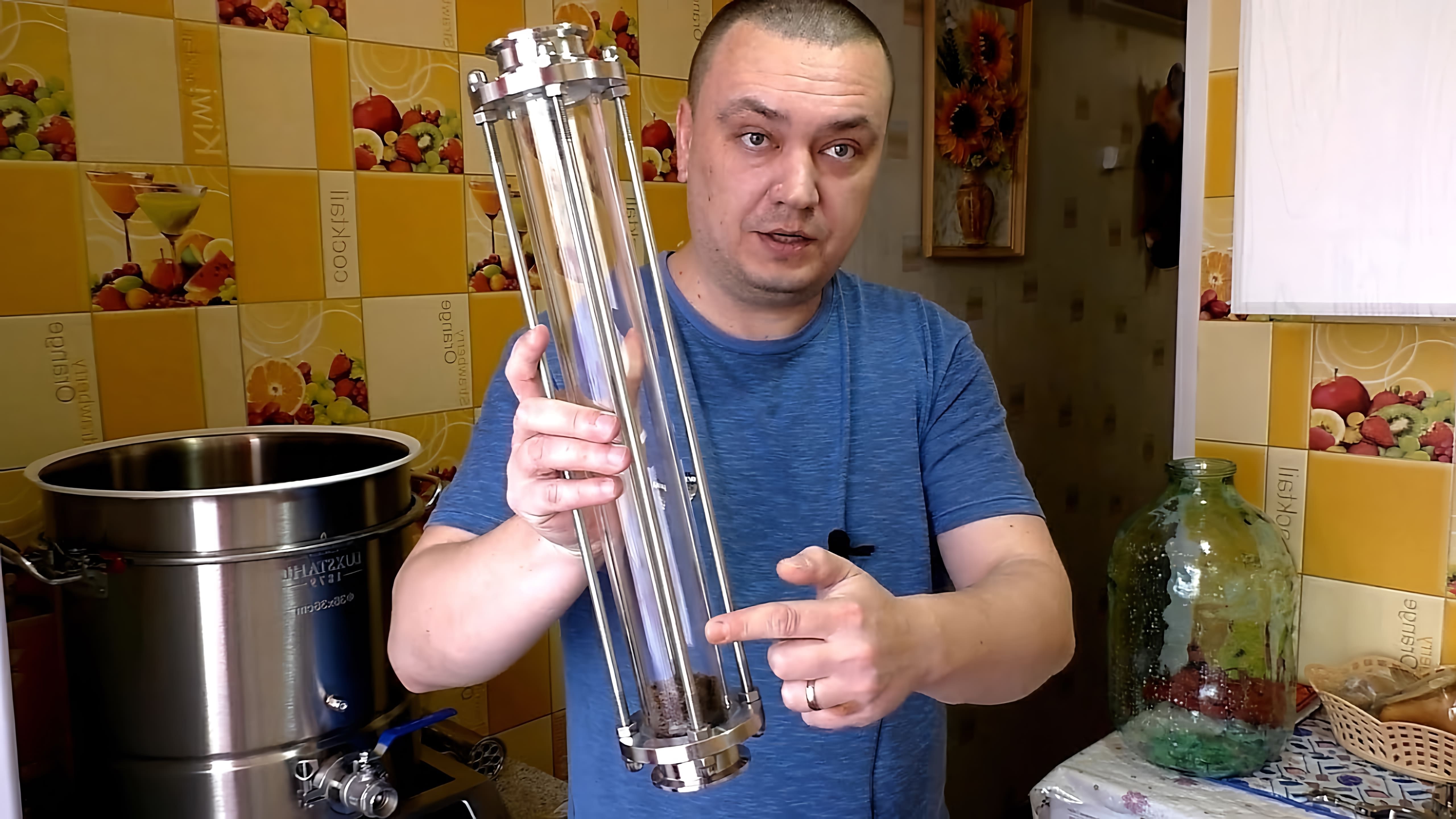 В этом видео демонстрируется процесс изготовления джина из самогона без использования джин-корзины