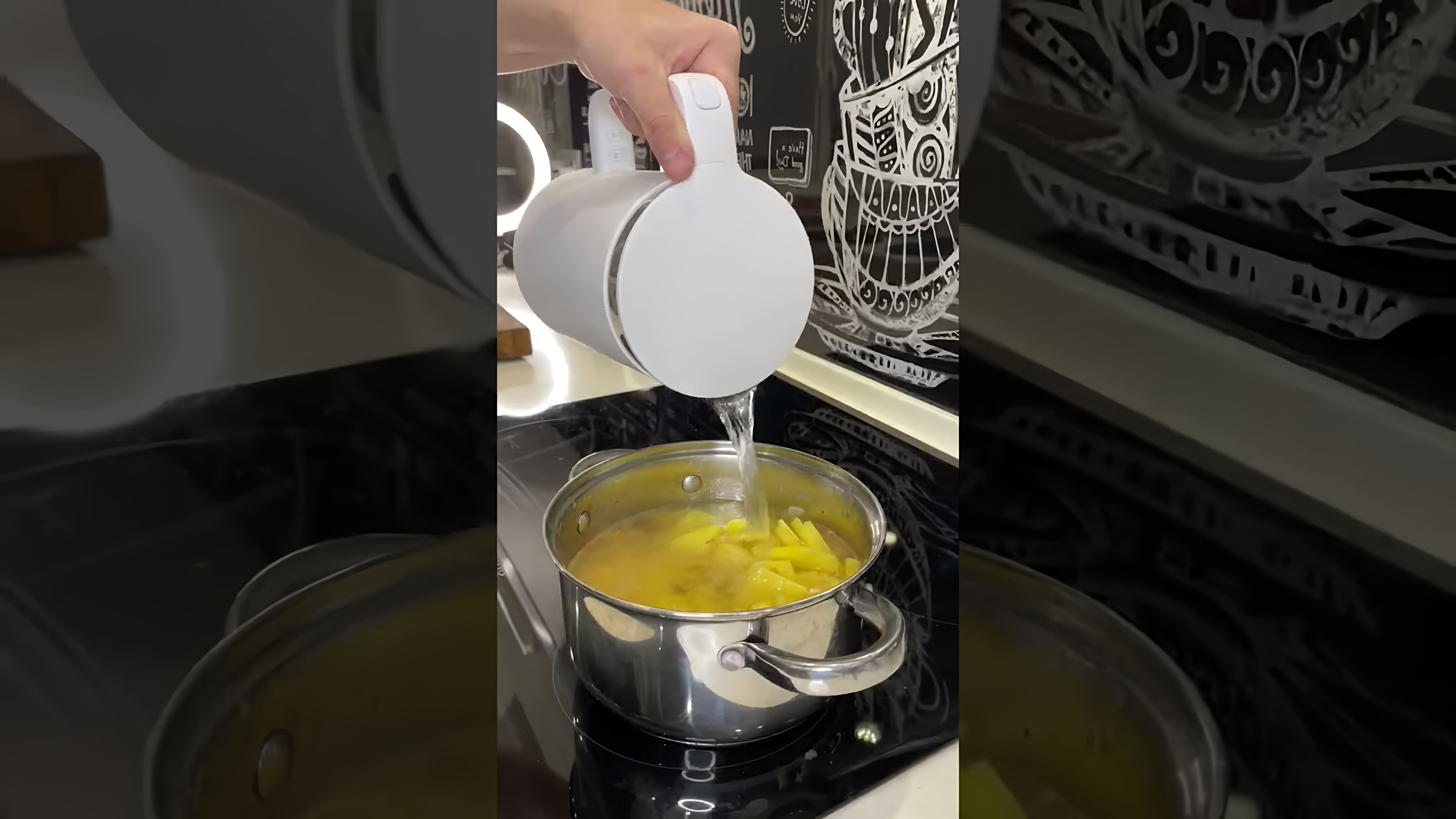 В этом видео демонстрируется процесс приготовления картофельного крем-супа