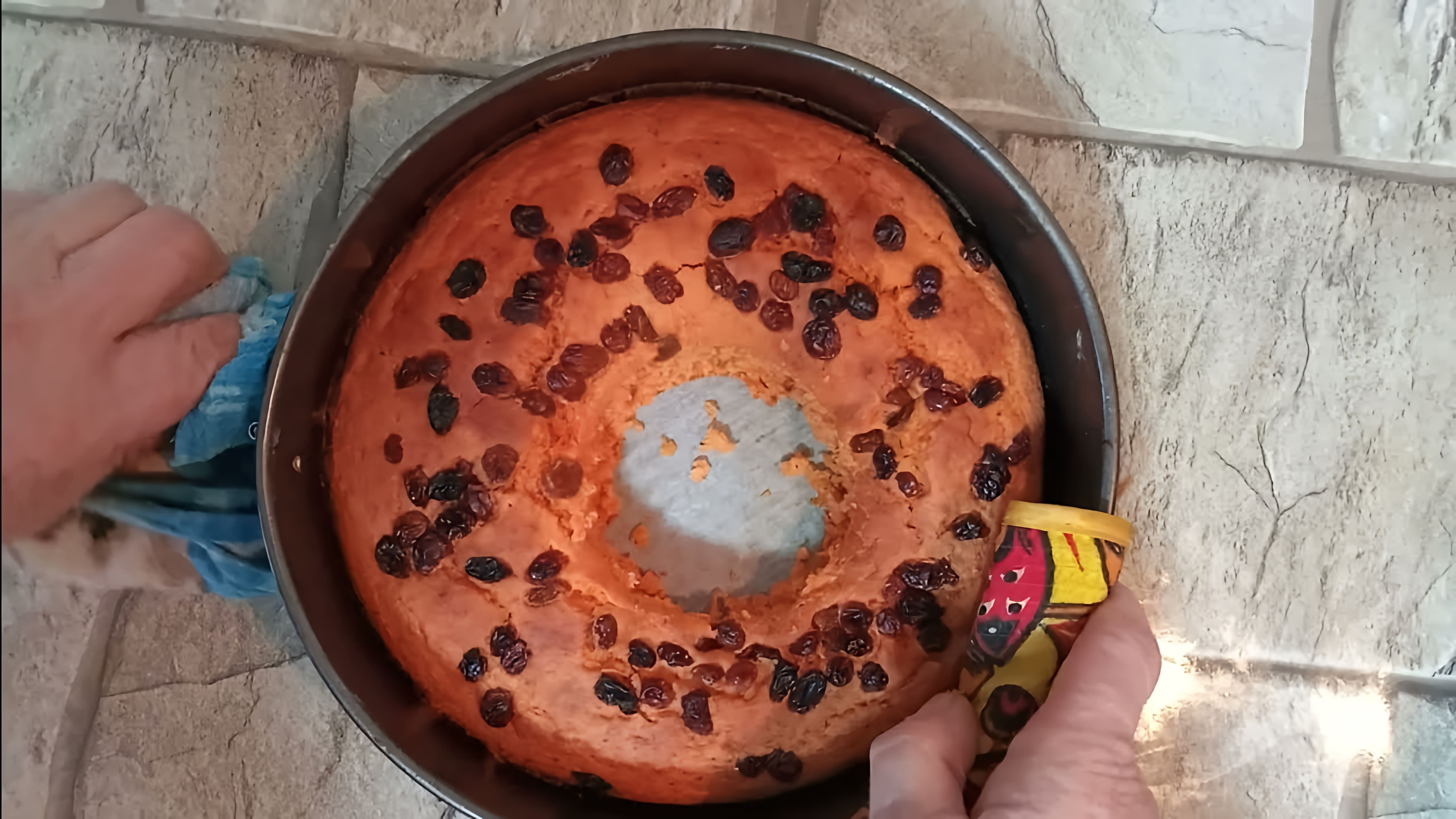 В этом видео демонстрируется процесс приготовления пирога на томатном соке