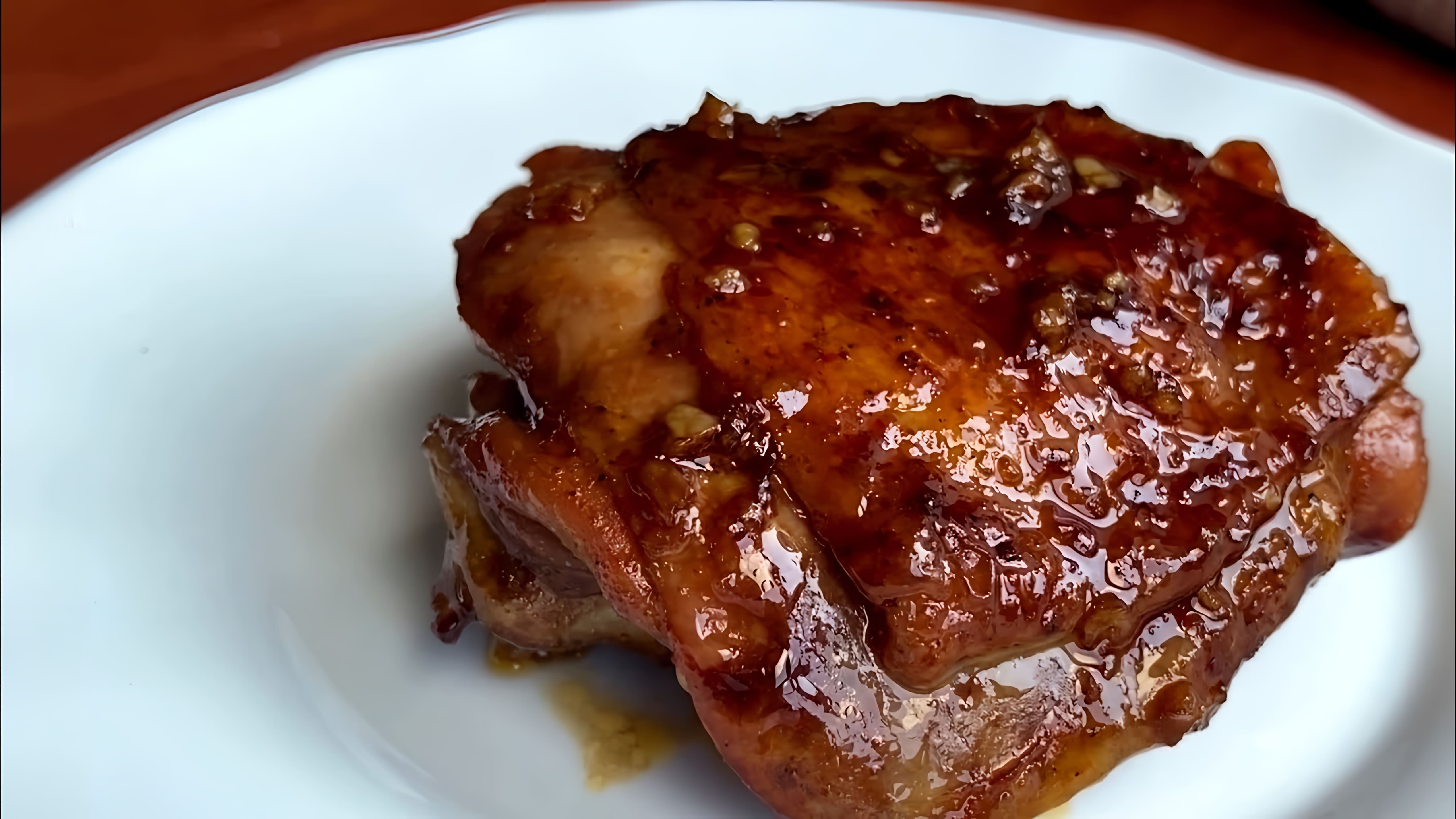 В этом видео демонстрируется простой и быстрый способ приготовления сочных куриных бедер на сковороде без маринования