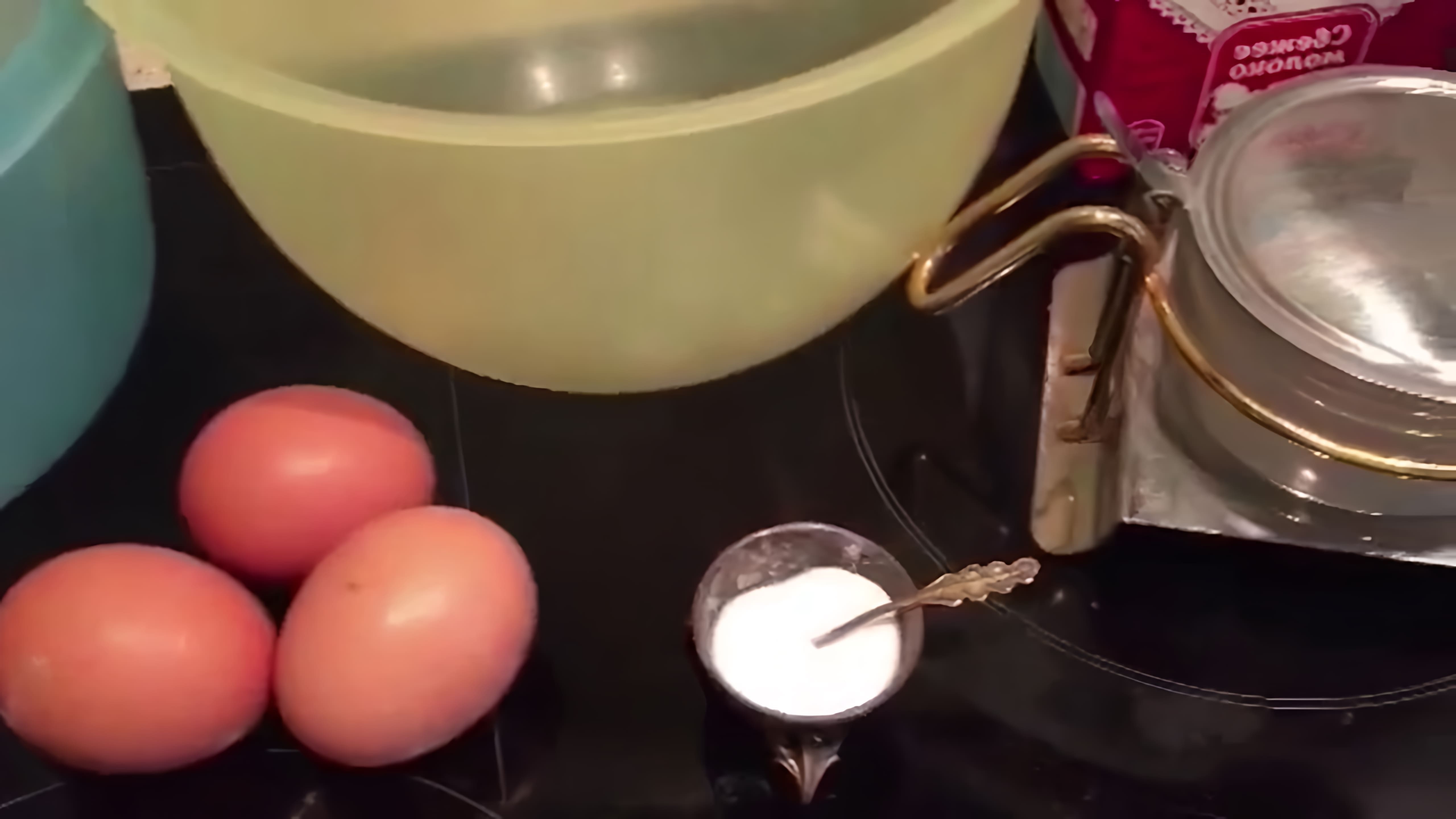 В этом видео-ролике вы увидите, как приготовить воздушные оладьи на молоке без использования разрыхлителя и соды