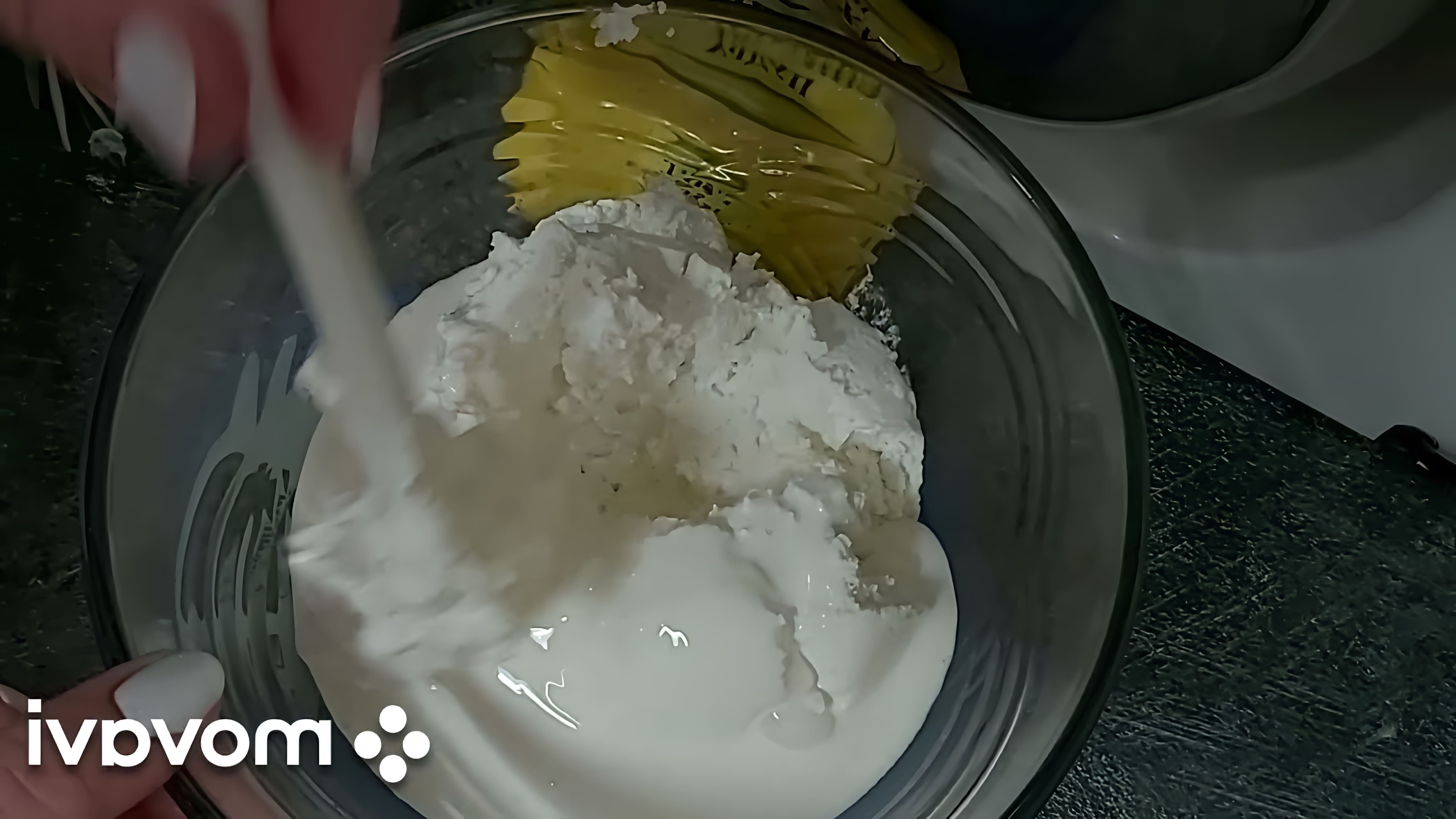 В этом видео демонстрируется рецепт бюджетного, но вкусного и шикарного сливочного творожного крема