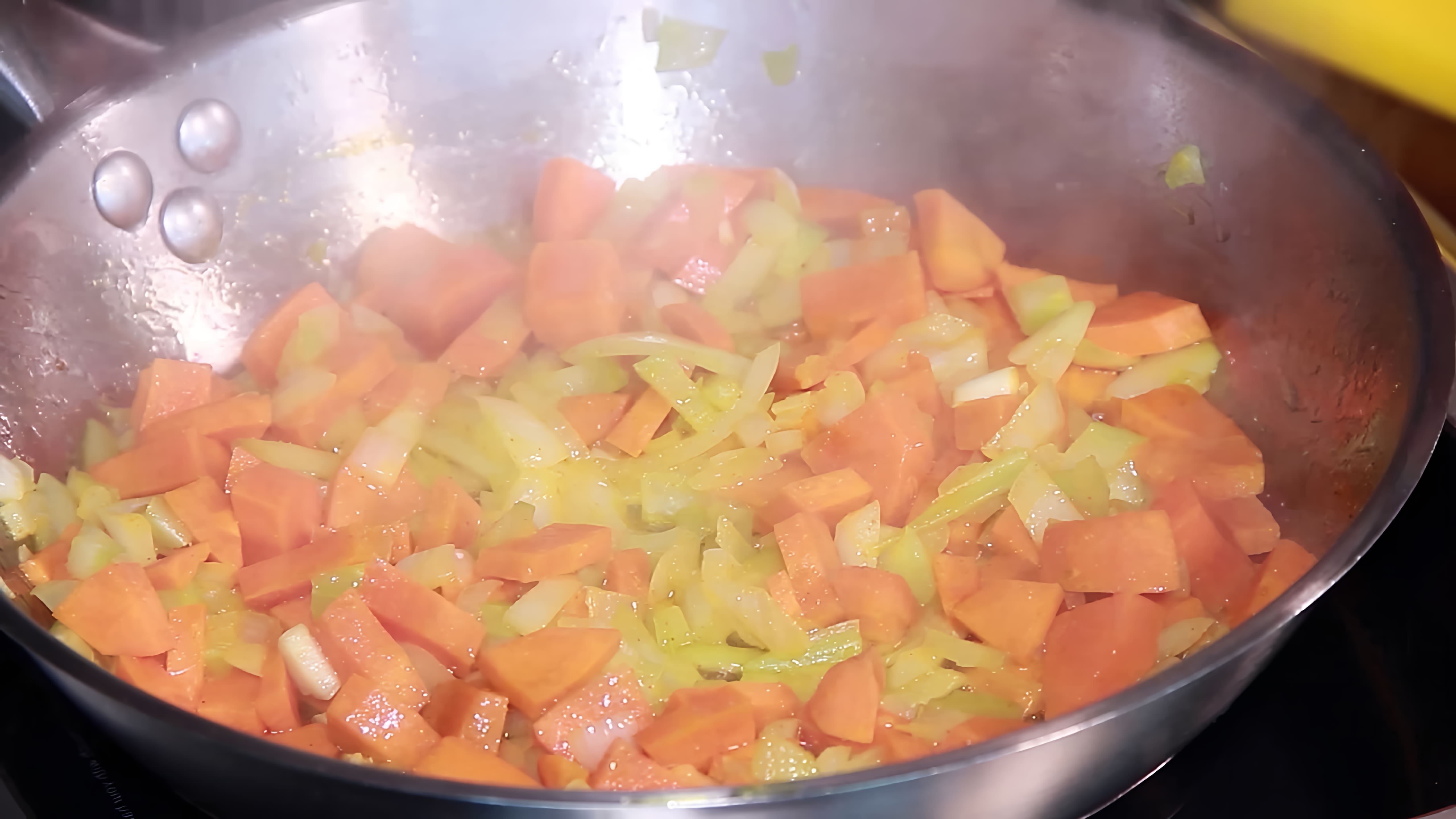 В этом видео шеф-повар ресторана "Ванильное небо" в Ярославле показывает, как приготовить суп-пюре из моркови с морским гребешком