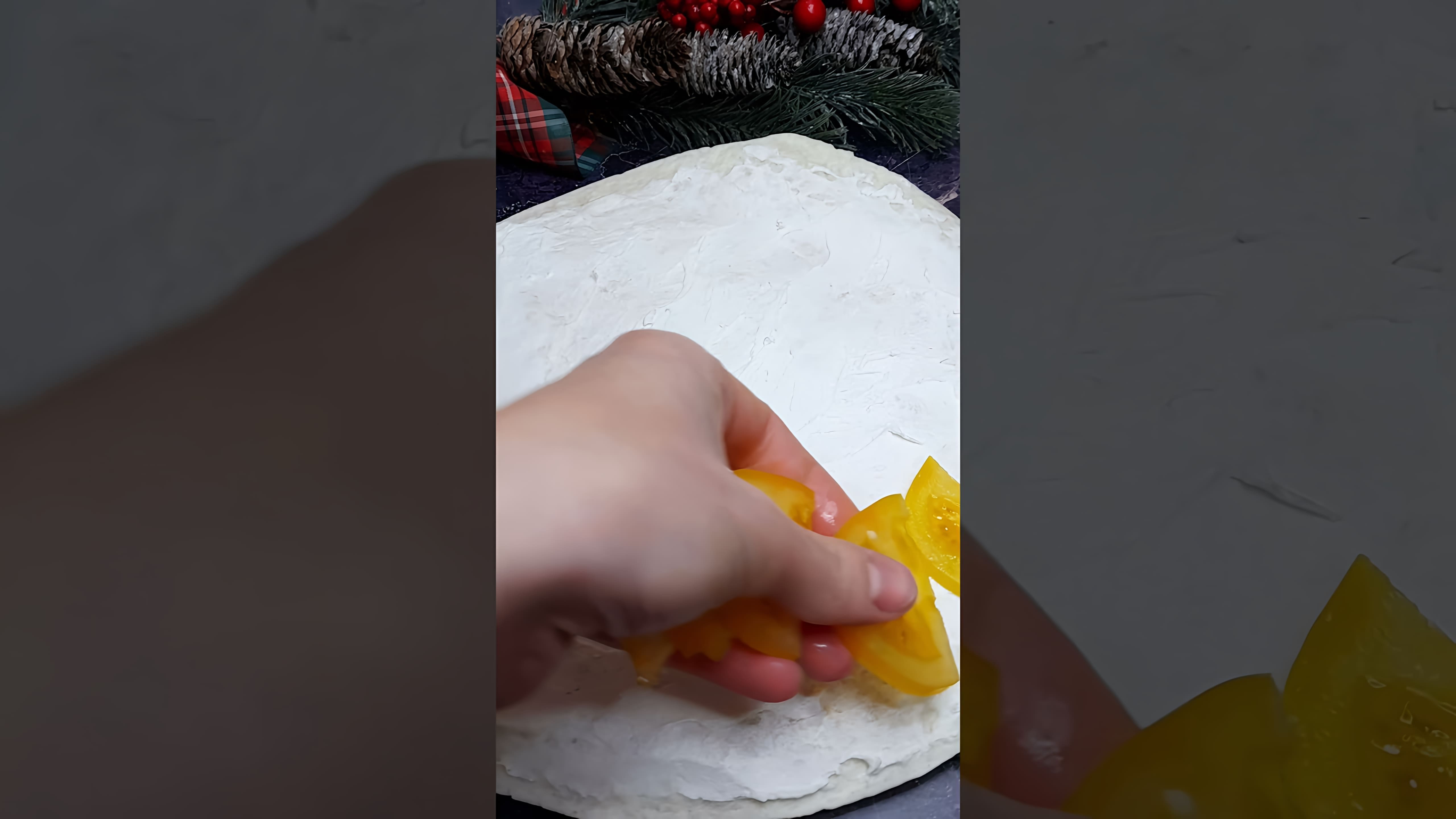 В этом видео-ролике вы увидите, как приготовить вкусную закуску - рулетики из огурца с начинкой на праздничный новогодний стол 2023