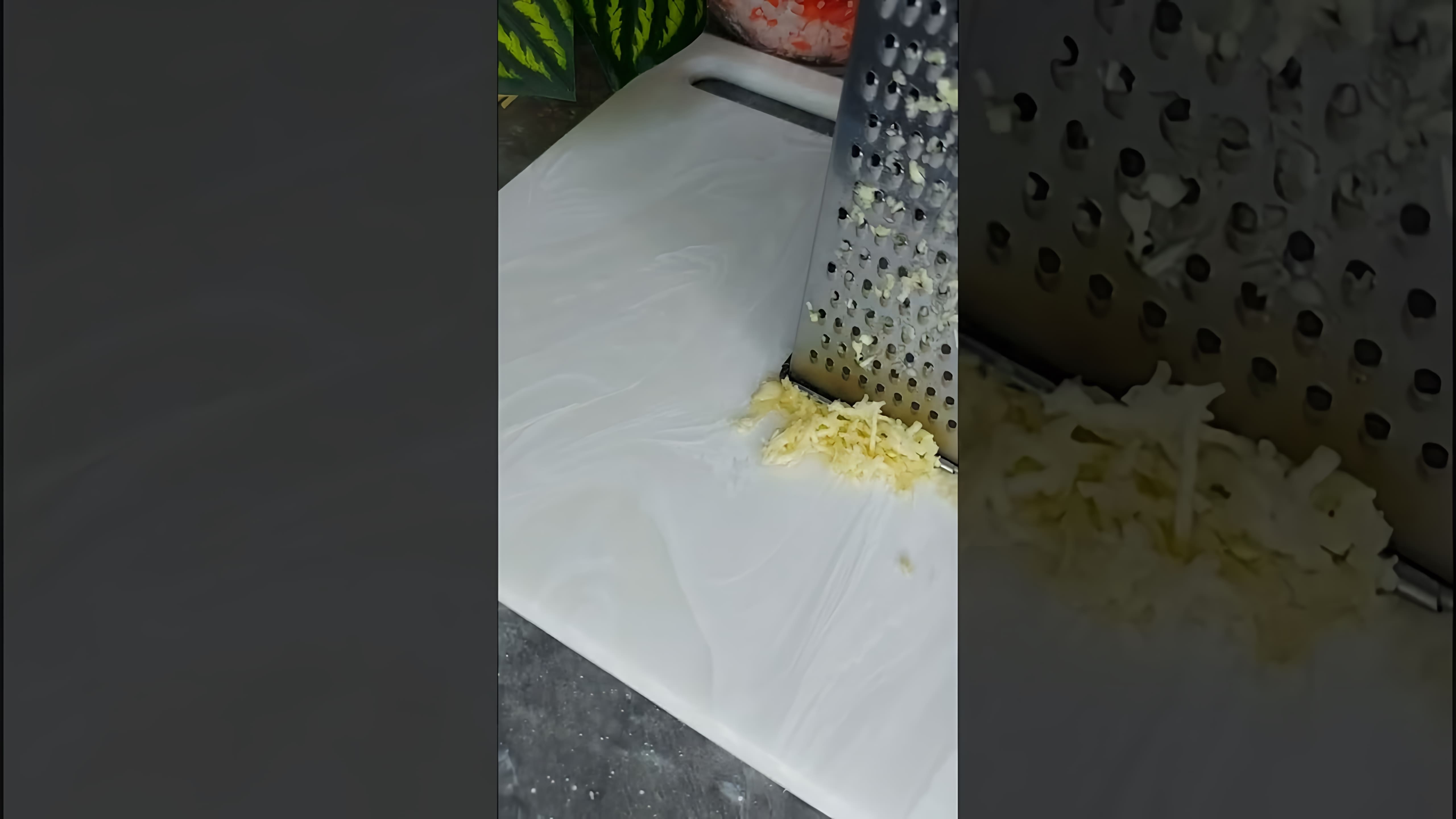 В этом видео демонстрируется процесс приготовления быстрых и вкусных бутербродов с крабовыми палочками