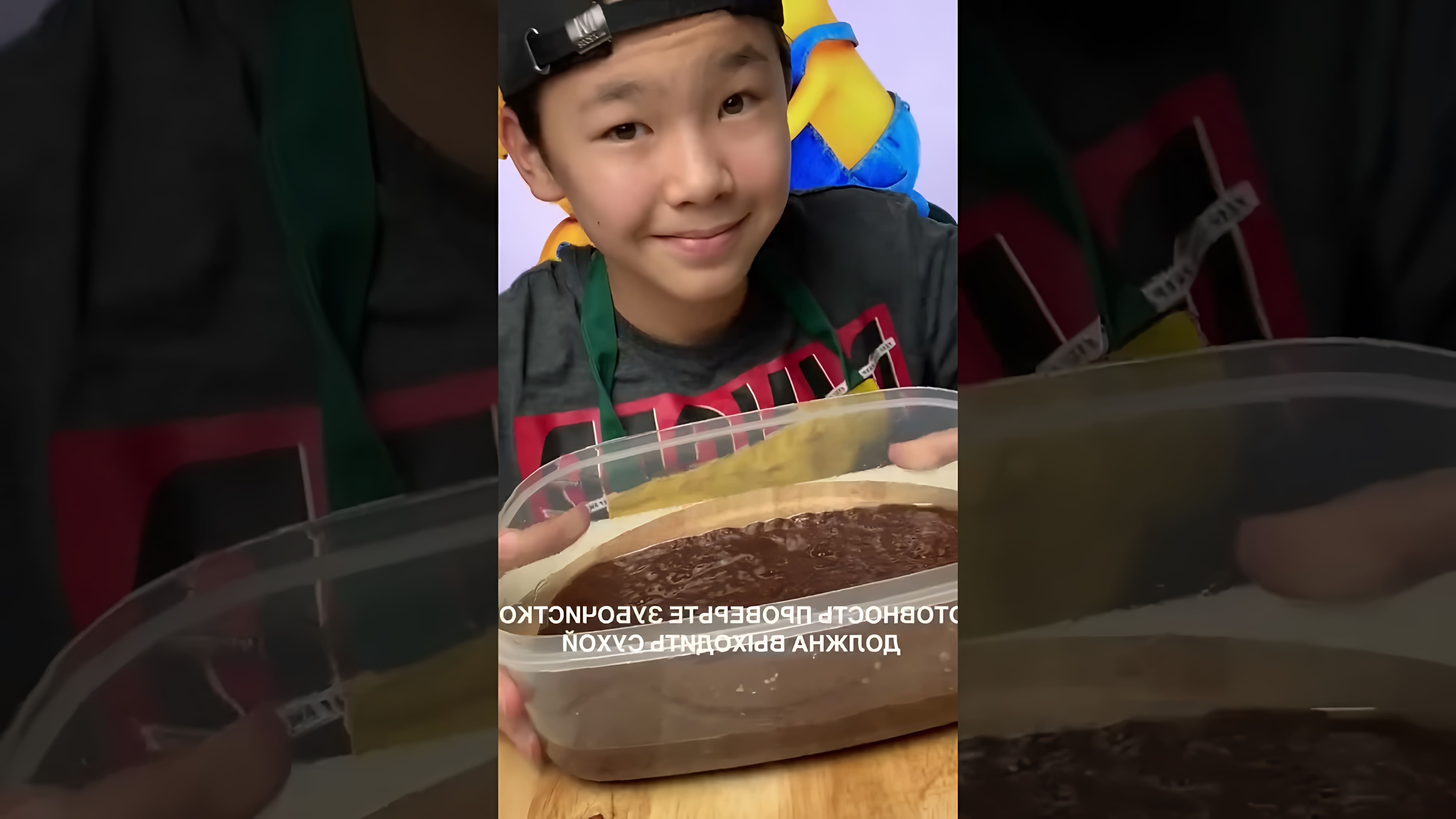 В этом видео демонстрируется быстрый и простой рецепт шоколадно-бананового торта, который можно приготовить всего за 15 минут