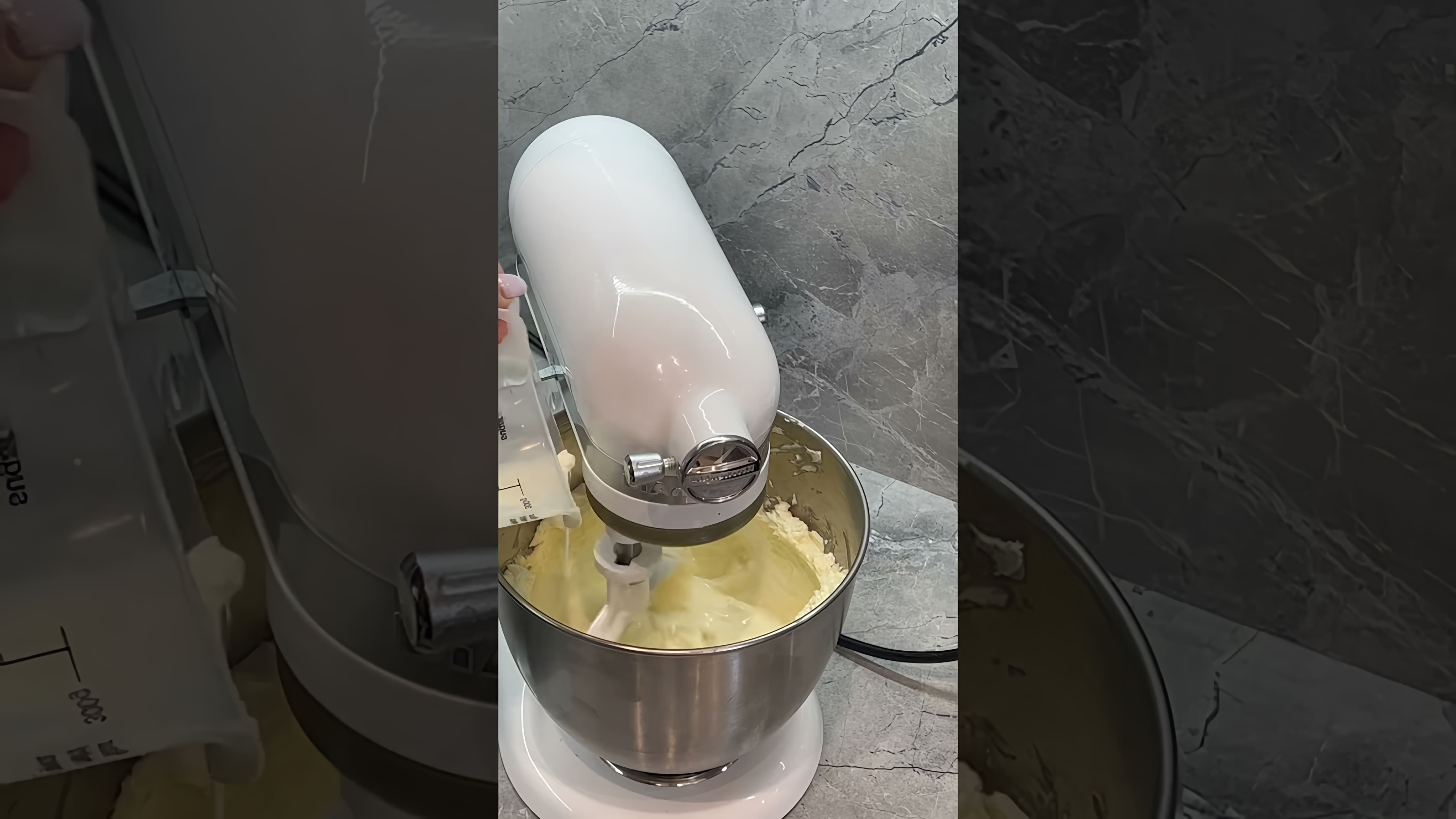 В этом видео демонстрируется процесс приготовления классического чизкейка Нью-Йорк