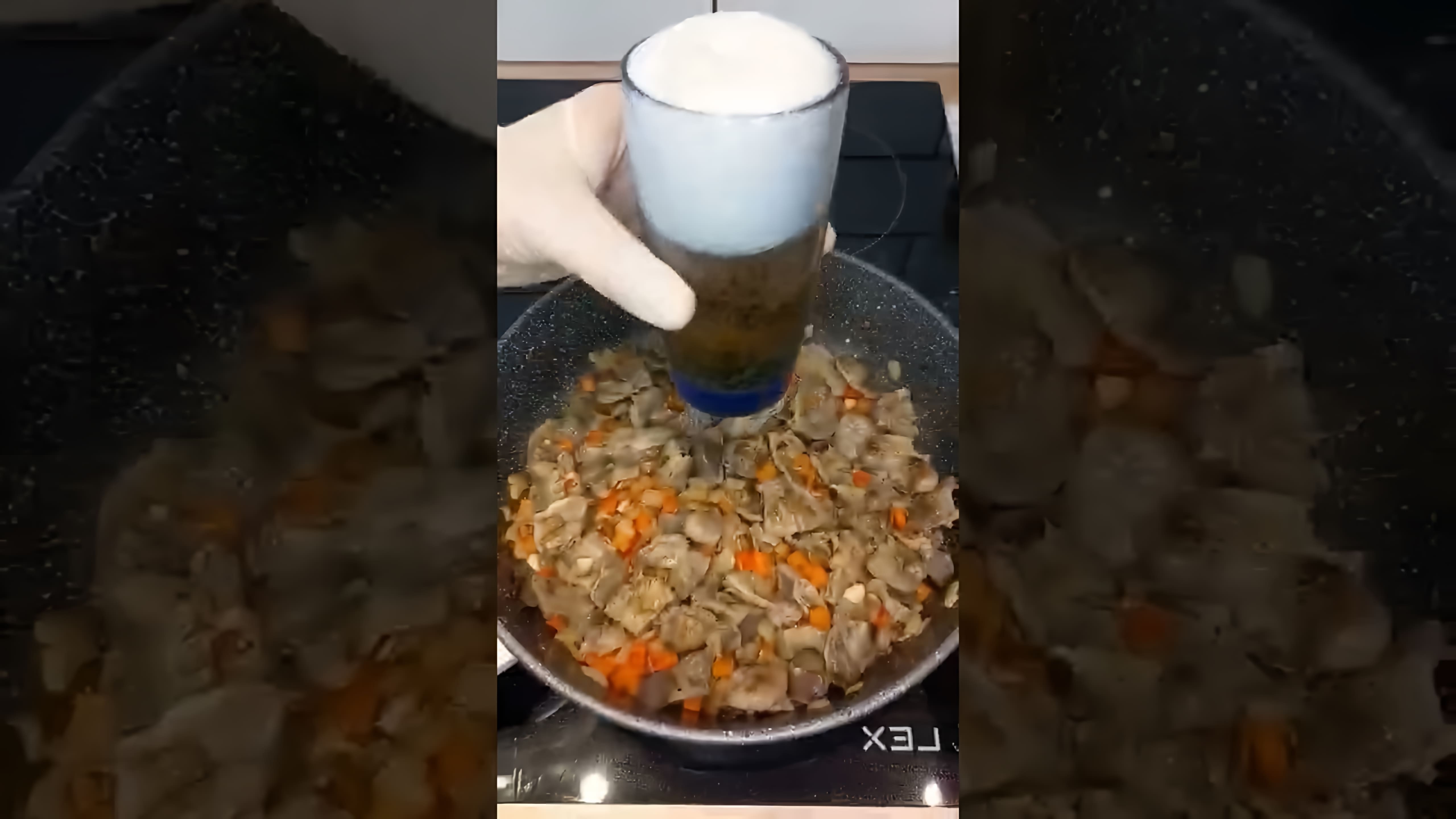 В этом видео демонстрируется процесс приготовления куриных желудков по-литовски