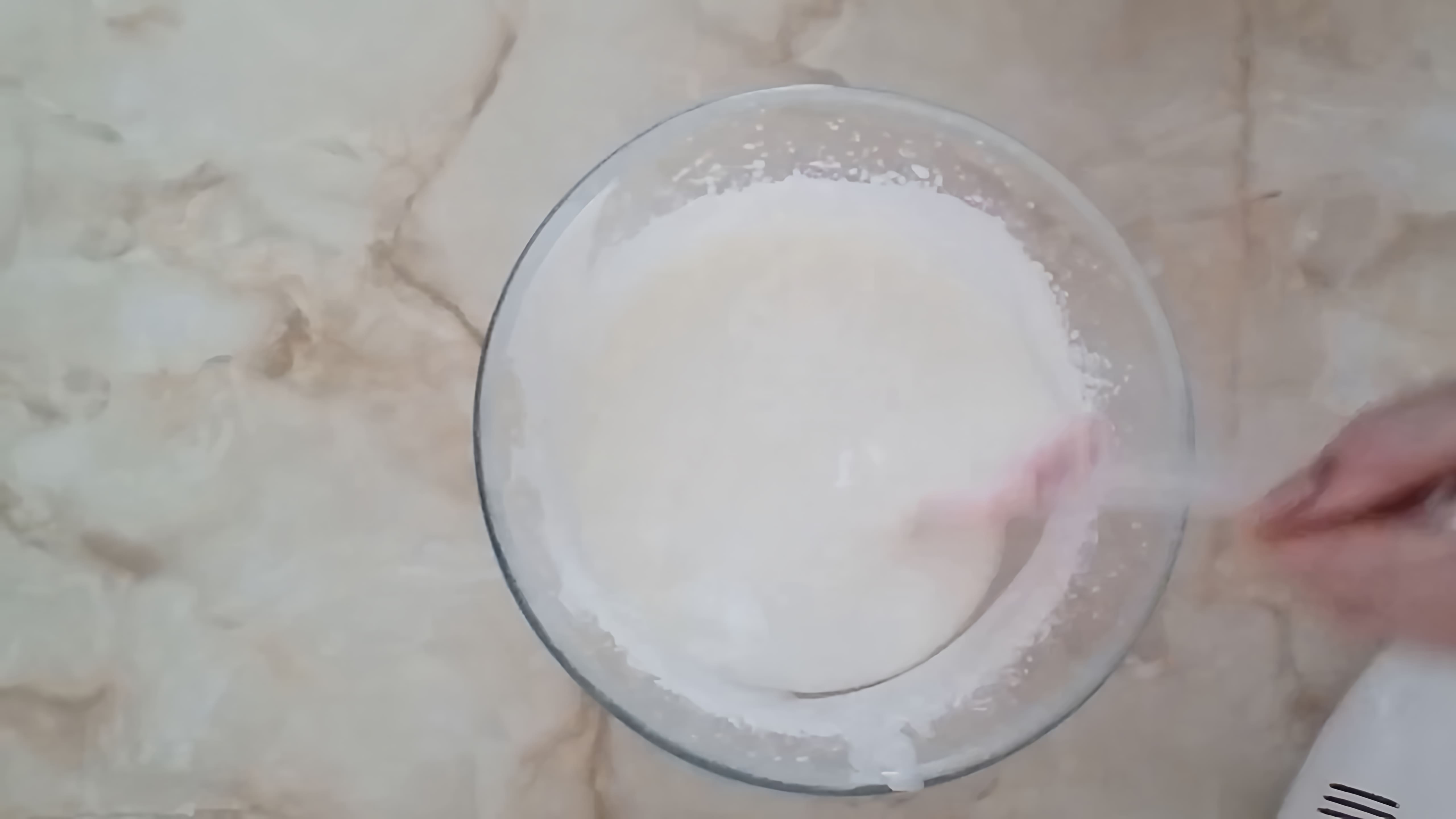 В этом видео демонстрируется процесс приготовления сметанного крема с добавлением желатина