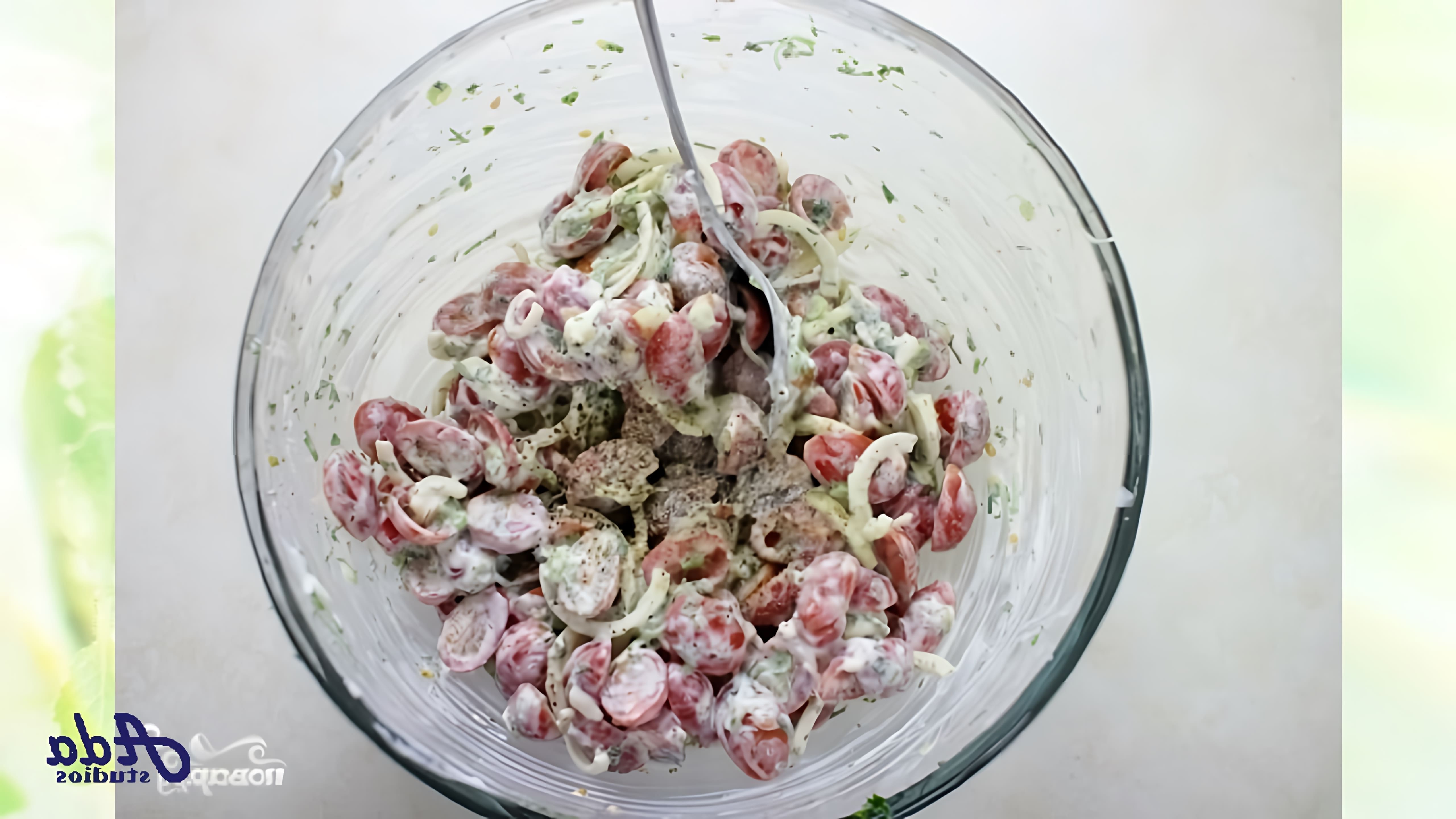 В этом видео демонстрируется рецепт простого и быстрого салата из помидоров со сметаной