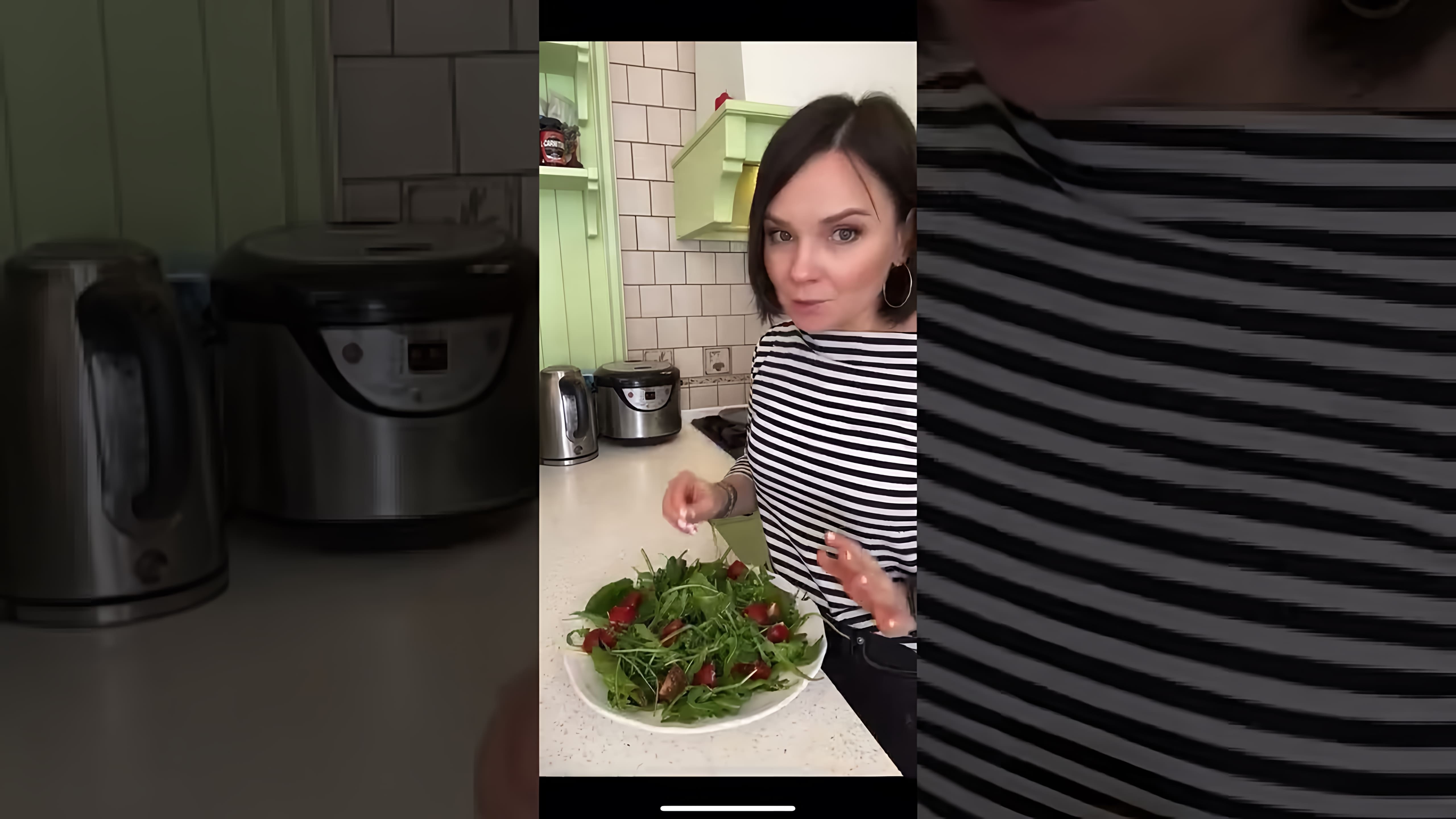 В этом видео демонстрируется процесс приготовления салата с креветками для праздничного стола